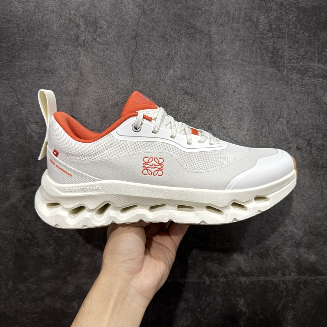 【渠道M版】ON昂跑 x Loewe 罗意威联名二代系列 原版开发 原材料打造 还原真实脚感 鞋底非常软弹 跑步健身必备 原版对比无任何差别 高端零售必推版本 市场独家货 区别市场所有版本 还原对比 鞋面采用一体成型布料 有弹性非常透气 鞋底镂空设计 运用了CLOUDTILT专利技术 弹力十足 毫无负重感 适合日常长距离行走或者休闲旅游 跑步! 尺码 40 40.5 41 42 42.5 43 44 44.5 45 46!-选品中心