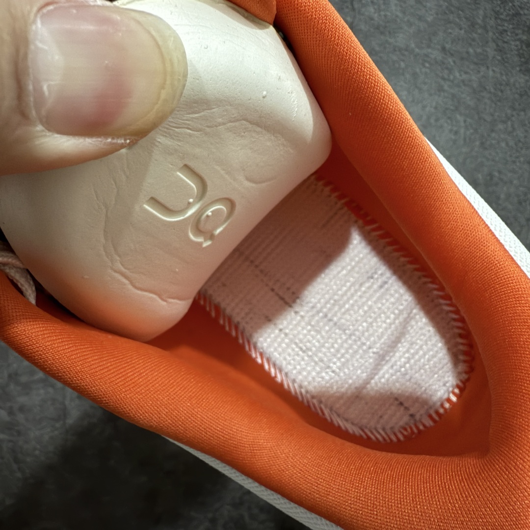 图片[8]-【渠道M版】ON昂跑 x Loewe 罗意威联名二代系列 原版开发 原材料打造 还原真实脚感 鞋底非常软弹 跑步健身必备 原版对比无任何差别 高端零售必推版本 市场独家货 区别市场所有版本 还原对比 鞋面采用一体成型布料 有弹性非常透气 鞋底镂空设计 运用了CLOUDTILT专利技术 弹力十足 毫无负重感 适合日常长距离行走或者休闲旅游 跑步！ 尺码 40 40.5 41 42 42.5 43 44 44.5 45 46！-选品中心