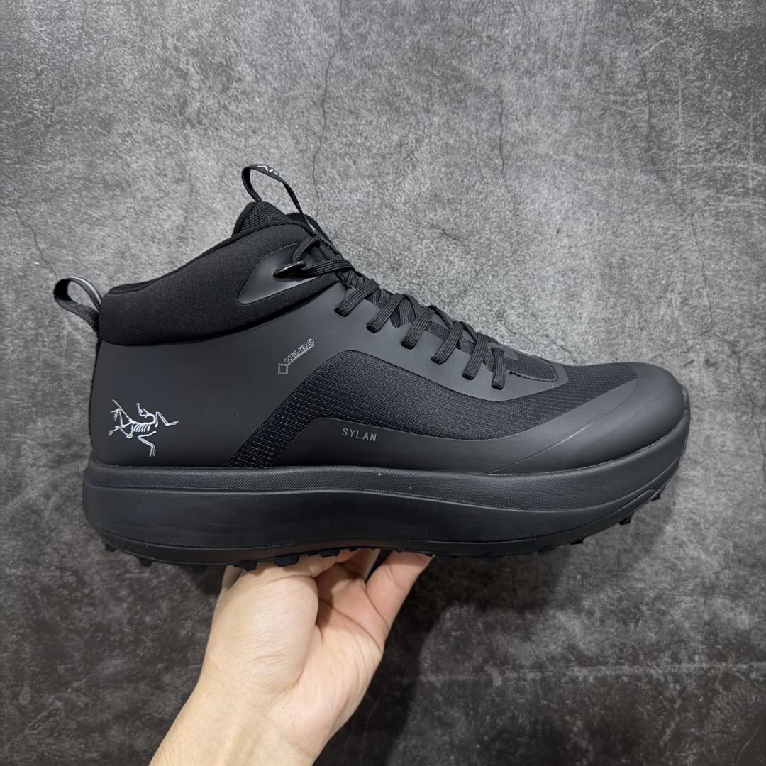 【公司级】Arcteryx SYLAN Mid 始祖鸟户外防水透气中帮徒步登山鞋 Arcteryx中文名始祖鸟 加拿大户外服饰品牌 1989年创立于加拿大温哥华 始祖鸟来自加拿大海岸山脉 植根高山的专业户外品牌 始终秉承对精湛设计和工艺孜孜以求的准则 从1989年创立至今 Arcteryx始终不断在产品设计与做工上不惜工本 以满足始祖鸟的标准 品质、设计以及精简的理念造就了其良好的性能 并能满足严苛环境下的使用需求 尺码:39-45-选品中心