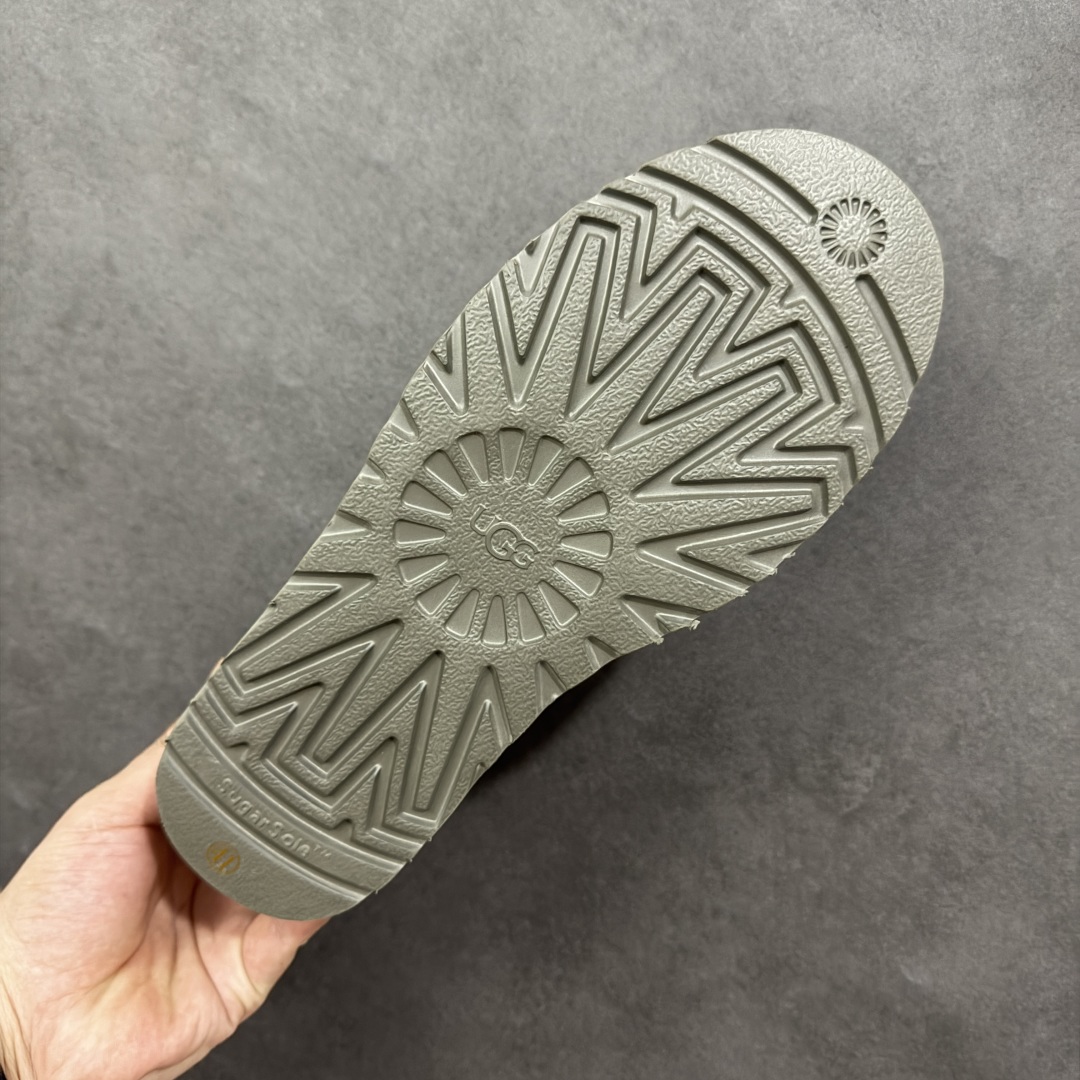 图片[9]-【莞产X1版本】 市面顶级版本 UGG Mini 6109薄底短筒 小红书爆款 广州外贸大厂生产 鞋头到鞋垫真羊皮毛一体 独立外盒包装 芯片 带防水工艺 区别市面任何版本 5cm厚底 独立原版开发大底 羊绒鞋垫 冬季保暖外出 家居都是很适合的选择 进年uug推出款式系列 局部偏向年轻消费者喜好 也走到时尚潮流穿搭的前沿 鞋身材质 防泼水涂层翻毛皮鞋面 17毫米UGGPURE™植入式羊毛内底 轻便防滑舒适橡胶外底 带有品牌LOGO商标 带全套包装 尺码： 35-44-选品中心