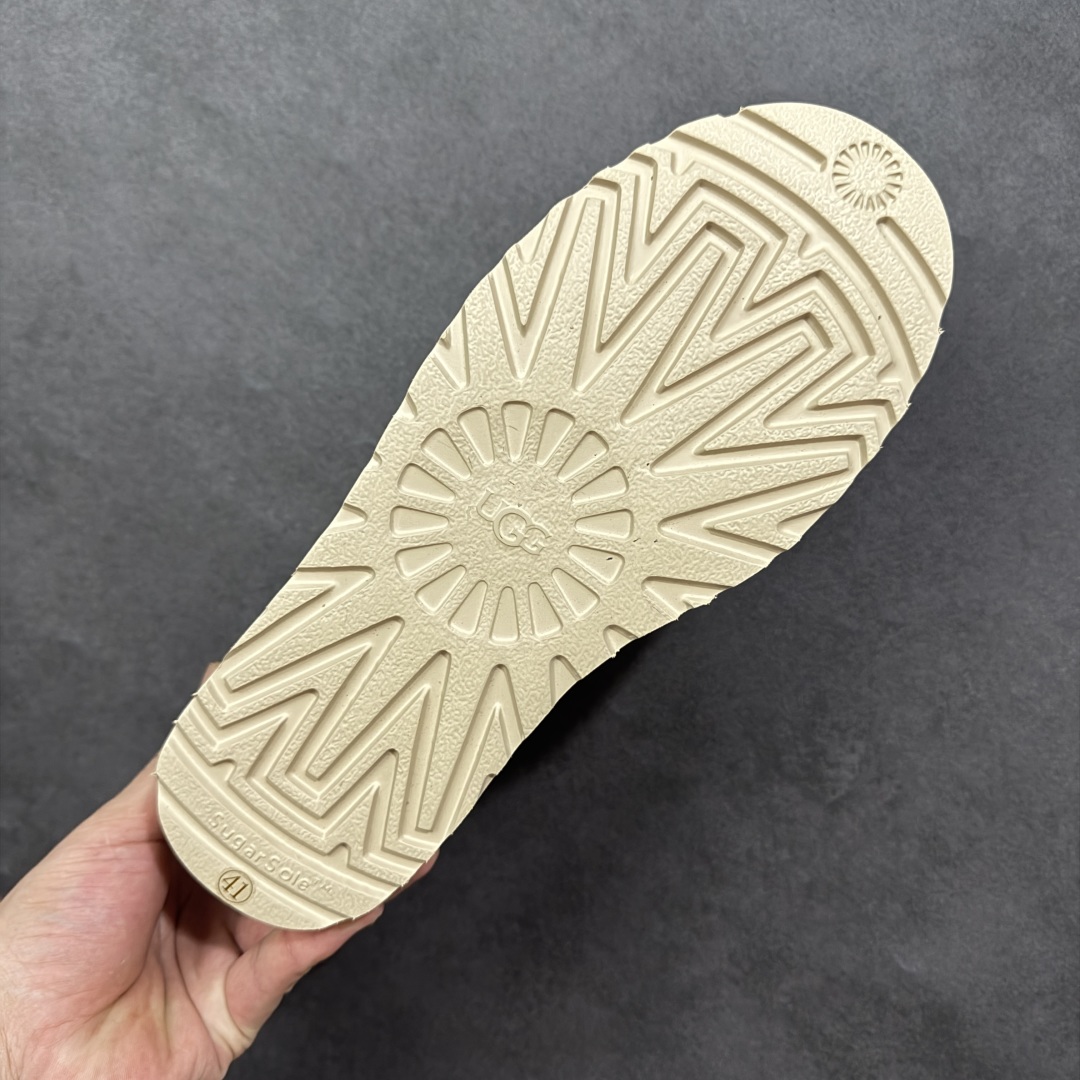 图片[9]-【莞产X1版本】 市面顶级版本 UGG Mini 6109薄底短筒 小红书爆款 广州外贸大厂生产 鞋头到鞋垫真羊皮毛一体 独立外盒包装 芯片 带防水工艺 区别市面任何版本 5cm厚底 独立原版开发大底 羊绒鞋垫 冬季保暖外出 家居都是很适合的选择 进年uug推出款式系列 局部偏向年轻消费者喜好 也走到时尚潮流穿搭的前沿 鞋身材质 防泼水涂层翻毛皮鞋面 17毫米UGGPURE™植入式羊毛内底 轻便防滑舒适橡胶外底 带有品牌LOGO商标 带全套包装 尺码： 35-44-选品中心