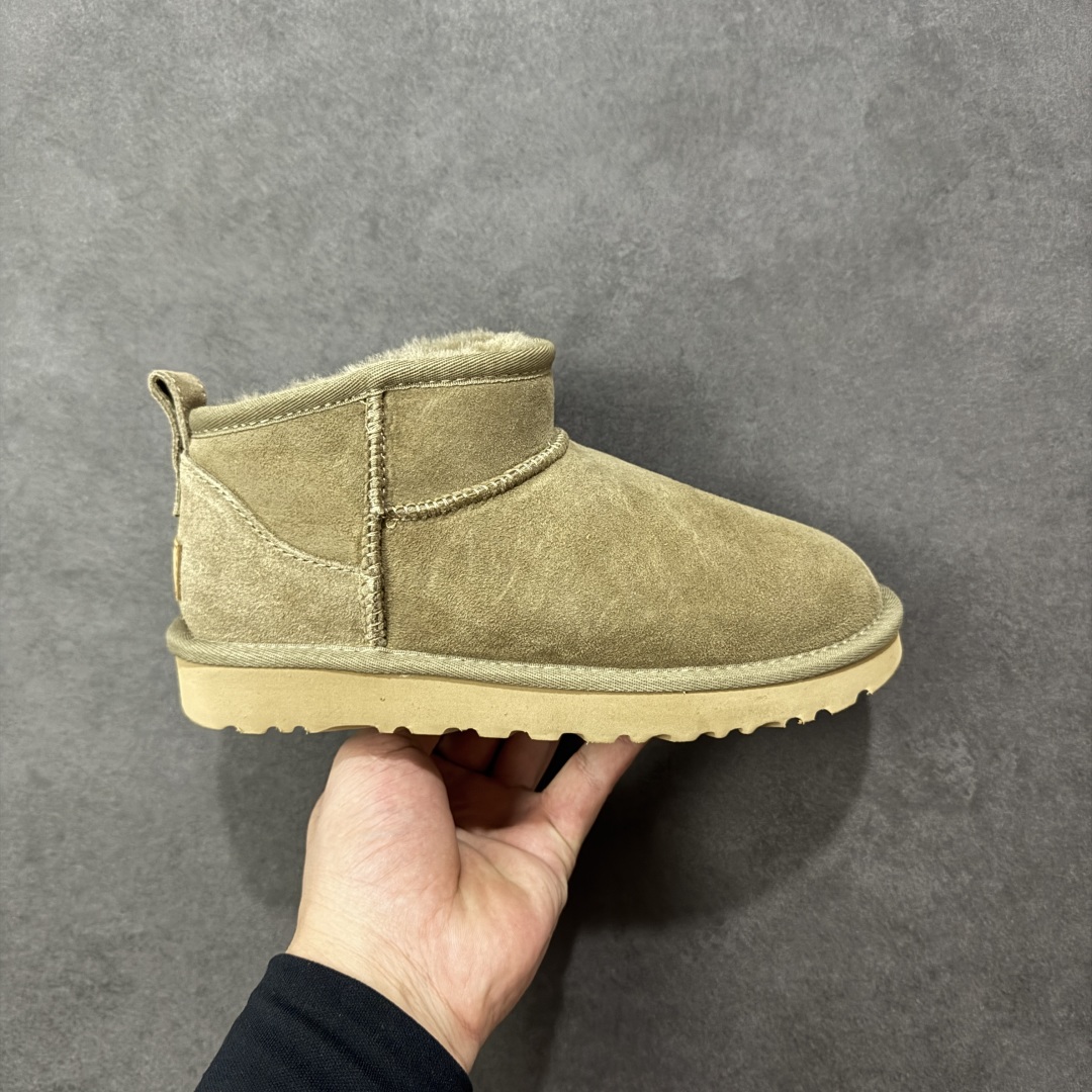 【莞产X1版本】 市面顶级版本 UGG Mini 6109薄底短筒 小红书爆款 广州外贸大厂生产 鞋头到鞋垫真羊皮毛一体 独立外盒包装 芯片 带防水工艺 区别市面任何版本 5cm厚底 独立原版开发大底 羊绒鞋垫 冬季保暖外出 家居都是很适合的选择 进年uug推出款式系列 局部偏向年轻消费者喜好 也走到时尚潮流穿搭的前沿 鞋身材质 防泼水涂层翻毛皮鞋面 17毫米UGGPURE™植入式羊毛内底 轻便防滑舒适橡胶外底 带有品牌LOGO商标 带全套包装 尺码: 35-44-选品中心