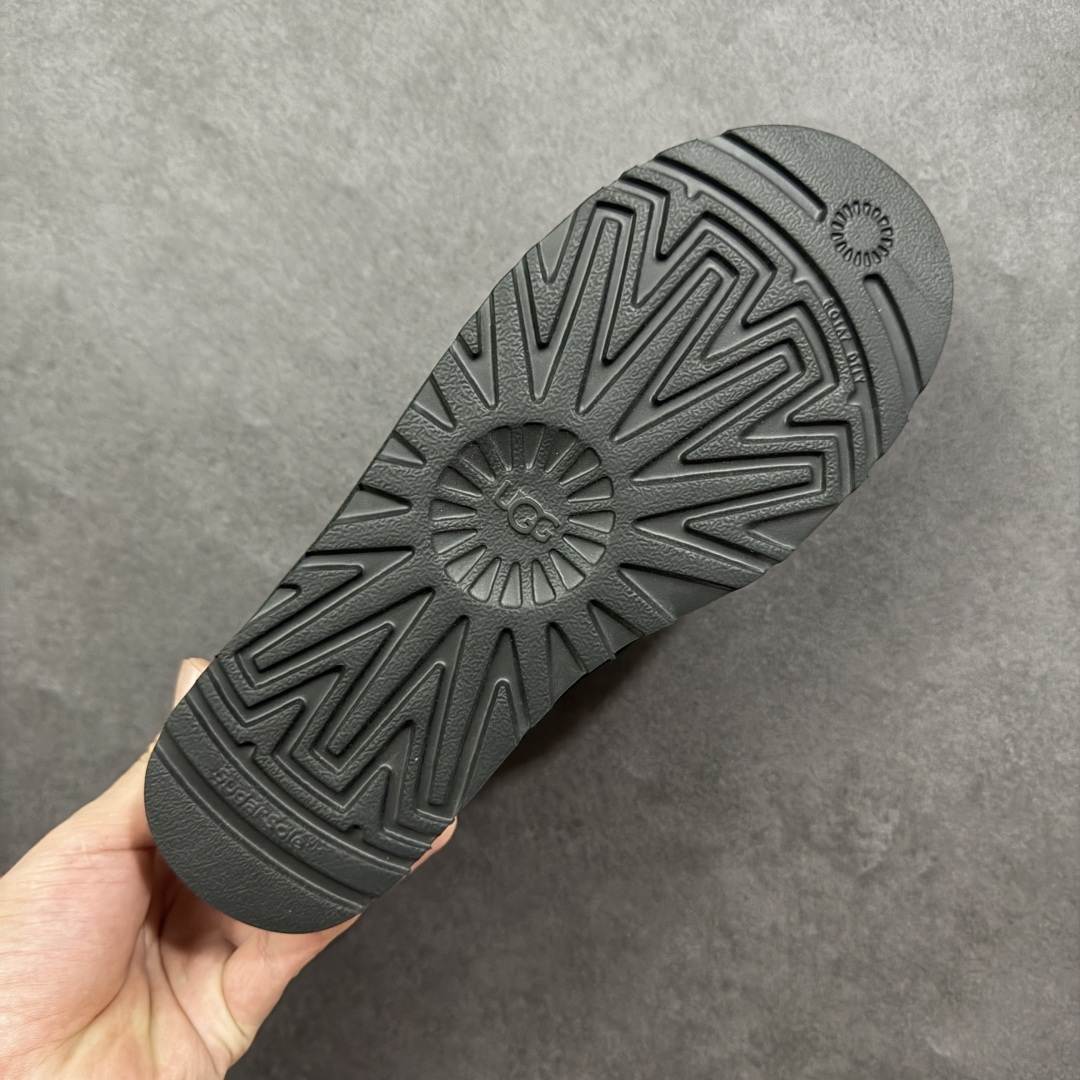 图片[9]-【莞产X1版本】 市面顶级版本 UGG Mini 6109薄底短筒 小红书爆款 广州外贸大厂生产 鞋头到鞋垫真羊皮毛一体 独立外盒包装 芯片 带防水工艺 区别市面任何版本 5cm厚底 独立原版开发大底 羊绒鞋垫 冬季保暖外出 家居都是很适合的选择 进年uug推出款式系列 局部偏向年轻消费者喜好 也走到时尚潮流穿搭的前沿 鞋身材质 防泼水涂层翻毛皮鞋面 17毫米UGGPURE™植入式羊毛内底 轻便防滑舒适橡胶外底 带有品牌LOGO商标 带全套包装 尺码： 35-44-选品中心