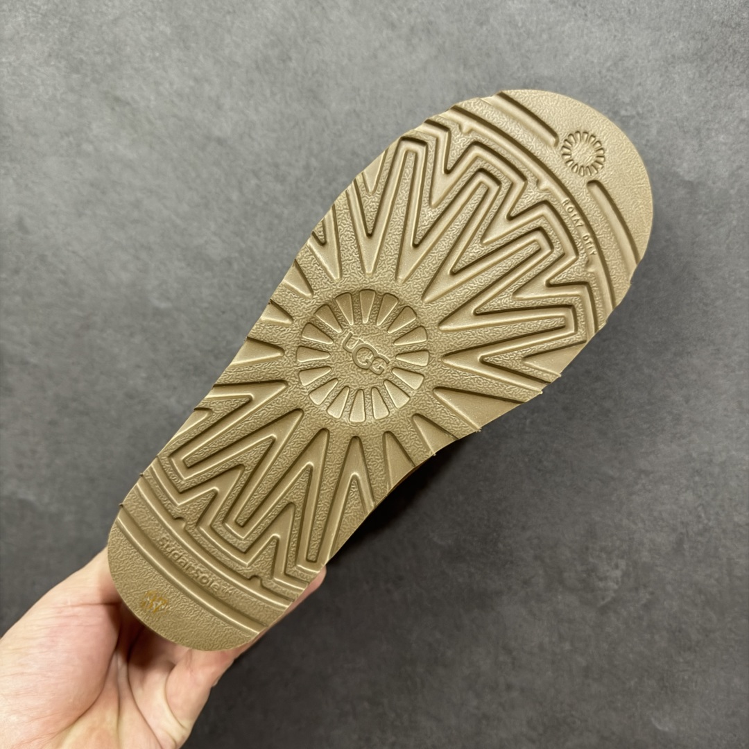 图片[9]-【莞产X1版本】 市面顶级版本 UGG Mini 6109薄底短筒 小红书爆款 广州外贸大厂生产 鞋头到鞋垫真羊皮毛一体 独立外盒包装 芯片 带防水工艺 区别市面任何版本 5cm厚底 独立原版开发大底 羊绒鞋垫 冬季保暖外出 家居都是很适合的选择 进年uug推出款式系列 局部偏向年轻消费者喜好 也走到时尚潮流穿搭的前沿 鞋身材质 防泼水涂层翻毛皮鞋面 17毫米UGGPURE™植入式羊毛内底 轻便防滑舒适橡胶外底 带有品牌LOGO商标 带全套包装 尺码： 35-44-选品中心