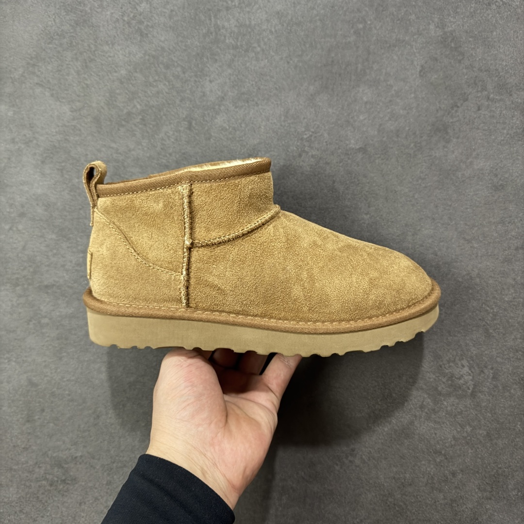 【莞产X1版本】 市面顶级版本 UGG Mini 6109薄底短筒 小红书爆款 广州外贸大厂生产 鞋头到鞋垫真羊皮毛一体 独立外盒包装 芯片 带防水工艺 区别市面任何版本 5cm厚底 独立原版开发大底 羊绒鞋垫 冬季保暖外出 家居都是很适合的选择 进年uug推出款式系列 局部偏向年轻消费者喜好 也走到时尚潮流穿搭的前沿 鞋身材质 防泼水涂层翻毛皮鞋面 17毫米UGGPURE™植入式羊毛内底 轻便防滑舒适橡胶外底 带有品牌LOGO商标 带全套包装 尺码: 35-44-选品中心
