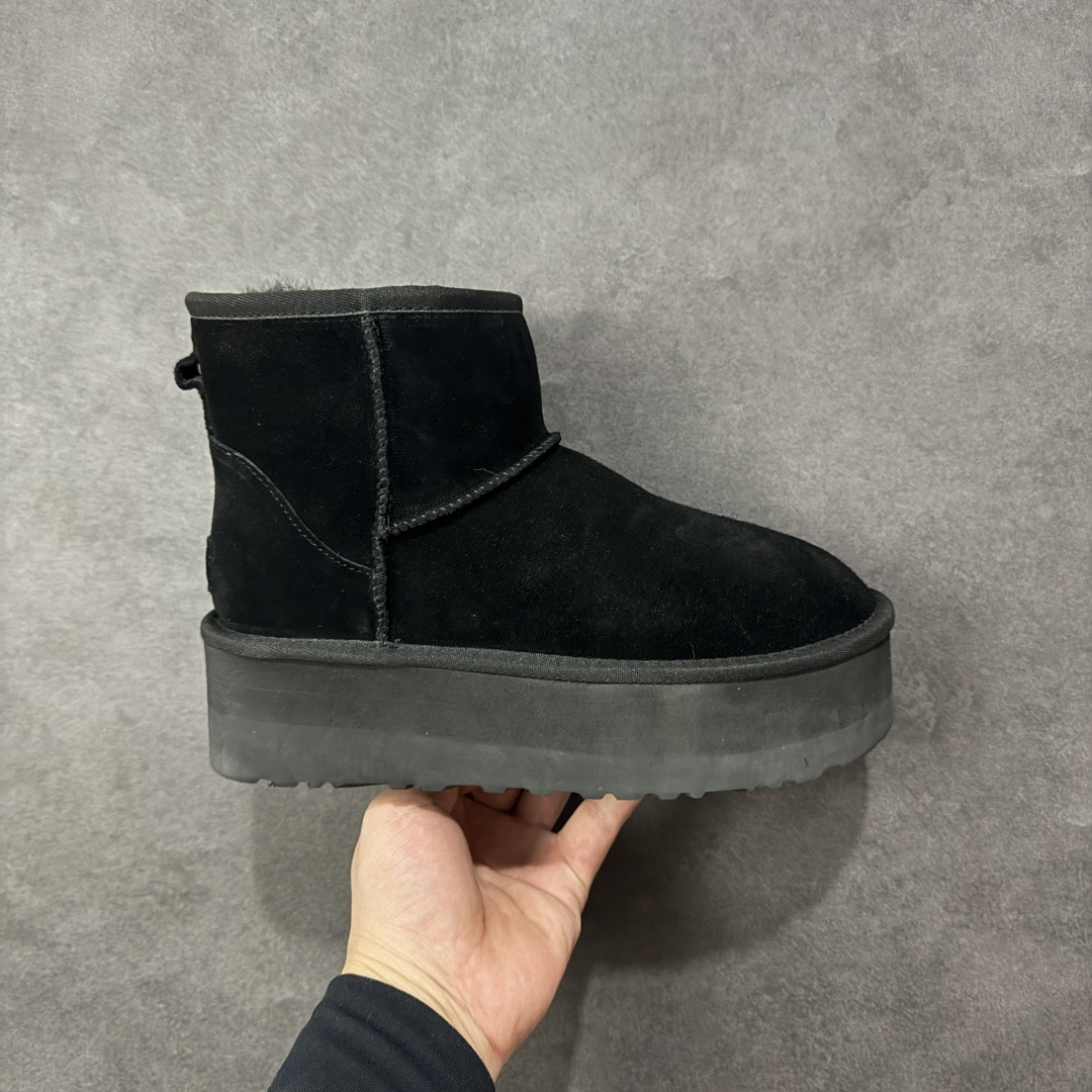【莞产X1版本】 市面顶级版本 UGG Mini 4991厚底中筒5cm 小红书爆款 广州外贸大厂生产 鞋头到鞋垫真羊皮毛一体 独立外盒包装 芯片 带防水工艺 区别市面任何版本 5cm厚底 独立原版开发大底 羊绒鞋垫 冬季保暖外出 家居都是很适合的选择 进年uug推出款式系列 局部偏向年轻消费者喜好 也走到时尚潮流穿搭的前沿 鞋身材质 防泼水涂层翻毛皮鞋面 17毫米UGGPURE™植入式羊毛内底 轻便防滑舒适橡胶外底 带有品牌LOGO商标 带全套包装 尺码: 35 36 37 38 39 40-选品中心