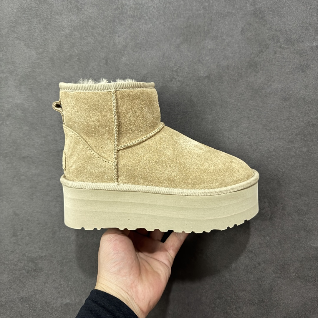 【莞产X1版本】 市面顶级版本 UGG Mini 4991厚底中筒5cm 小红书爆款 广州外贸大厂生产 鞋头到鞋垫真羊皮毛一体 独立外盒包装 芯片 带防水工艺 区别市面任何版本 5cm厚底 独立原版开发大底 羊绒鞋垫 冬季保暖外出 家居都是很适合的选择 进年uug推出款式系列 局部偏向年轻消费者喜好 也走到时尚潮流穿搭的前沿 鞋身材质 防泼水涂层翻毛皮鞋面 17毫米UGGPURE™植入式羊毛内底 轻便防滑舒适橡胶外底 带有品牌LOGO商标 带全套包装 尺码: 35 36 37 38 39 40-选品中心