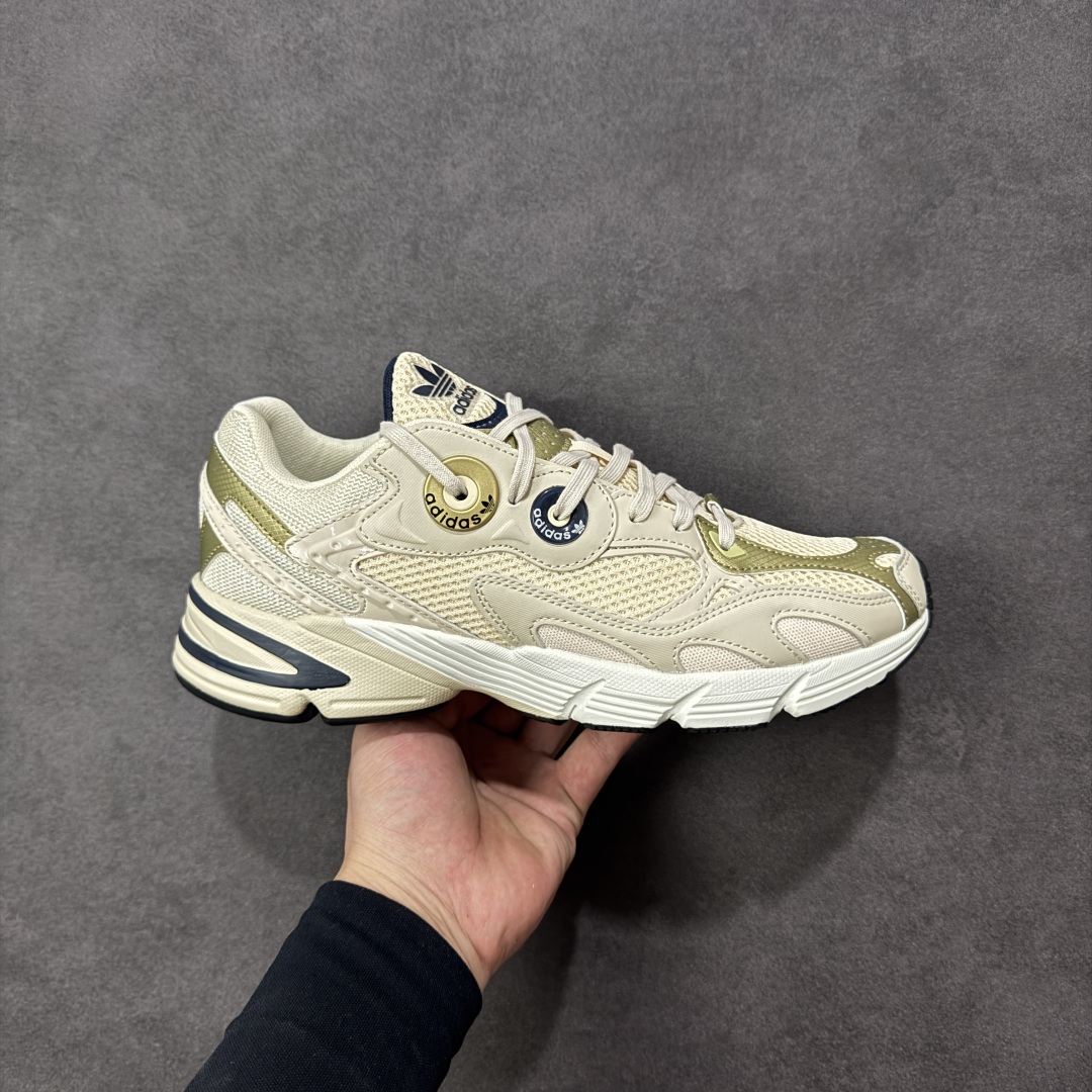 【纯原版】Adidas Originals Astir 复古单品 纯原批次出货‼️这款adidas Astir 慢跑鞋,助你向世界展示自己的态度。灵感源自00年代的亮眼跑鞋,金属色网材鞋面搭配大号鞋眼,造型醒目。根据脚型设计,为步伐添舒适。色调相互拼接,让鞋款型格却又萦绕满满仙气,具份量感的鞋身大底不经意就能拉长双腿比例,鞋款穿着轻盈舒适、行走一整天脚感依然满分 货号:GZ3571 尺码:36 36⅔ 37⅓ 38 38⅔ 39⅓ 40 40⅔ 41⅓ 42 42⅔ 43⅓ 44 45 编码:FSB240250-选品中心
