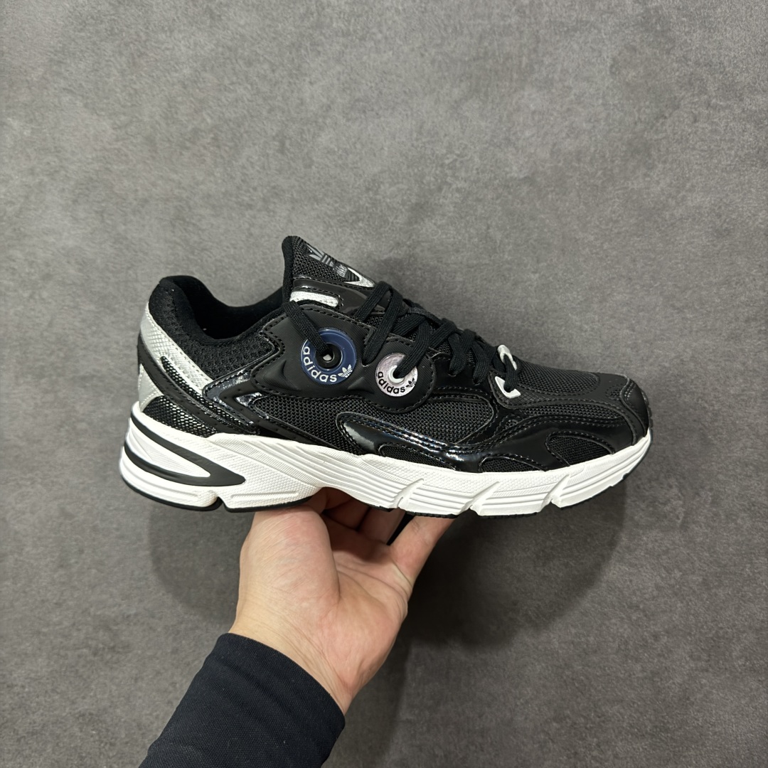 【纯原版】Adidas Originals Astir 复古单品 纯原批次出货‼️这款adidas Astir 慢跑鞋,助你向世界展示自己的态度。灵感源自00年代的亮眼跑鞋,金属色网材鞋面搭配大号鞋眼,造型醒目。根据脚型设计,为步伐添舒适。色调相互拼接,让鞋款型格却又萦绕满满仙气,具份量感的鞋身大底不经意就能拉长双腿比例,鞋款穿着轻盈舒适、行走一整天脚感依然满分 货号:GY5260 尺码:36 36⅔ 37⅓ 38 38⅔ 39⅓ 40 40⅔ 41⅓ 42 42⅔ 43⅓ 44 45 编码:FSB240250-选品中心