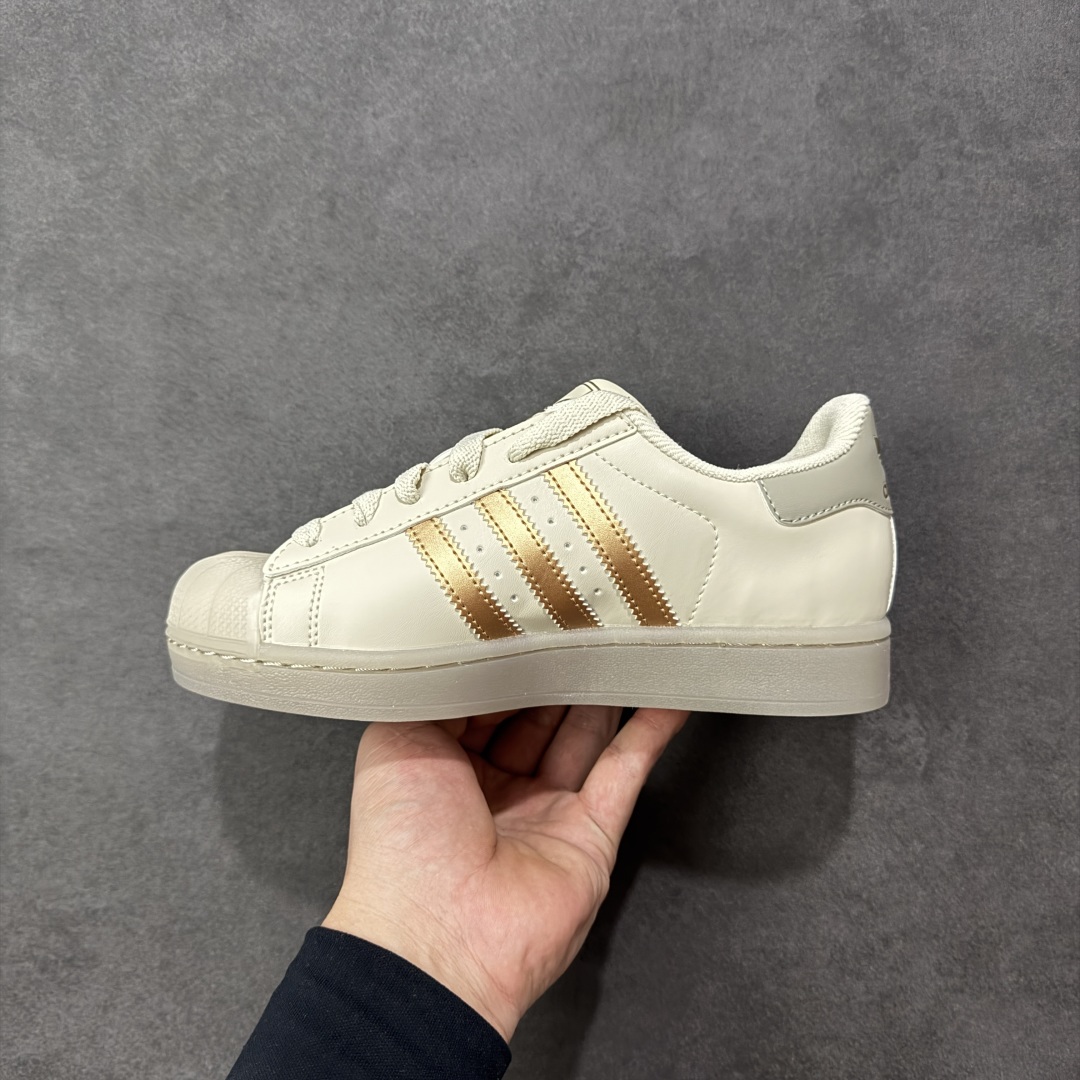 图片[2]-【H11纯原】阿迪达斯 ADIDAS SUPERSTAR 2025年新款鞋子 经典贝壳头系列 新款休闲板鞋潮流女士运动鞋 。 鞋面皮革拼接材质 标志性的贝壳鞋头，简约的线条。就连版型和比例，都在向1982年的鞋款致敬。可谓“形神兼备”的复刻。无论在哪，无论去哪，你或许都需要这样一双既舒适又时尚的鞋。1970年问世于篮球场的adidas Superstar，集舒适与时尚于一身。这款经典鞋，缀低调图案，灵感源自公共交通地图。设计简约，旨在伴你出行。心动不如行动，系好鞋带，出发吧。 货号：JR7355 尺码：35.5-40含半码-选品中心