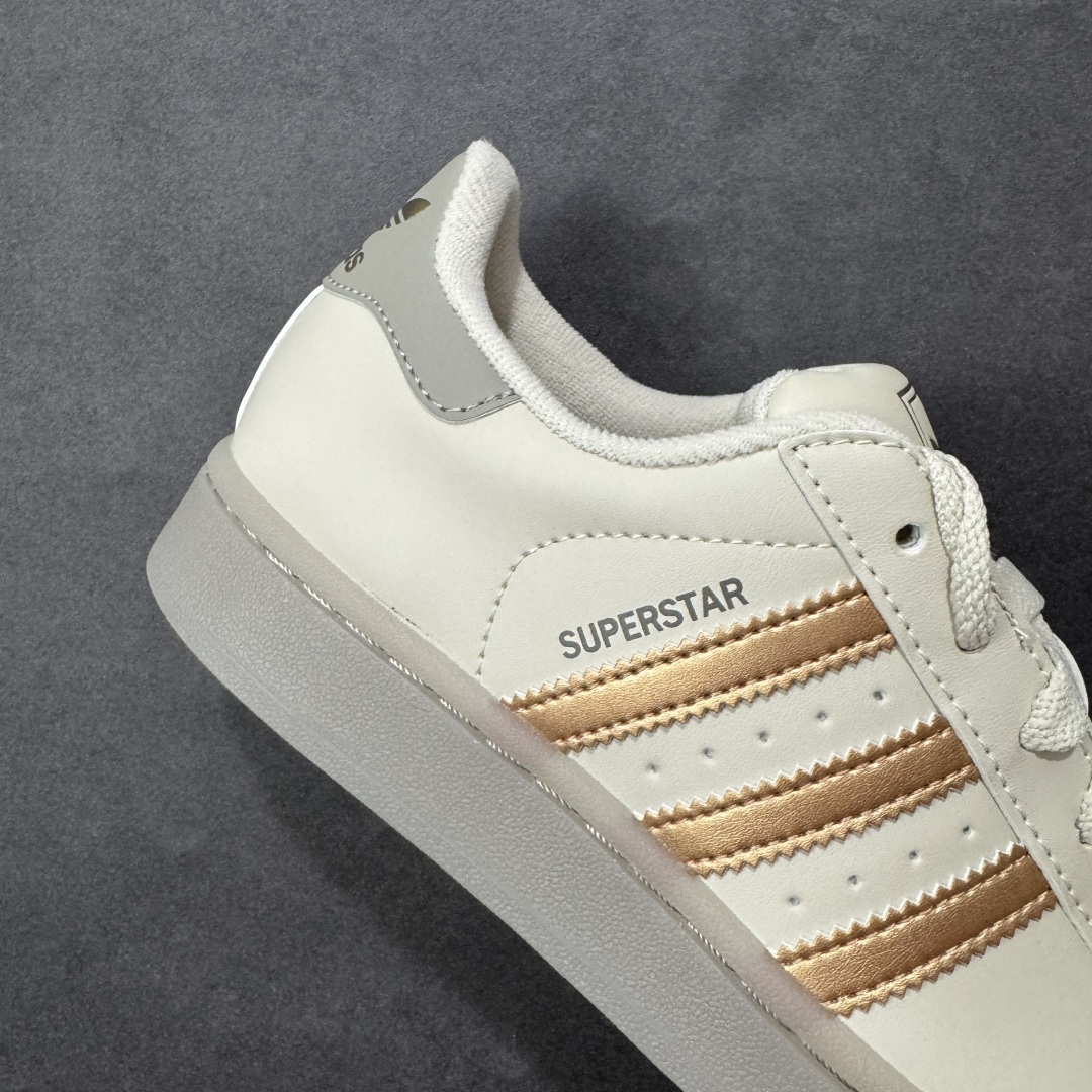 图片[6]-【H11纯原】阿迪达斯 ADIDAS SUPERSTAR 2025年新款鞋子 经典贝壳头系列 新款休闲板鞋潮流女士运动鞋 。 鞋面皮革拼接材质 标志性的贝壳鞋头，简约的线条。就连版型和比例，都在向1982年的鞋款致敬。可谓“形神兼备”的复刻。无论在哪，无论去哪，你或许都需要这样一双既舒适又时尚的鞋。1970年问世于篮球场的adidas Superstar，集舒适与时尚于一身。这款经典鞋，缀低调图案，灵感源自公共交通地图。设计简约，旨在伴你出行。心动不如行动，系好鞋带，出发吧。 货号：JR7355 尺码：35.5-40含半码-选品中心