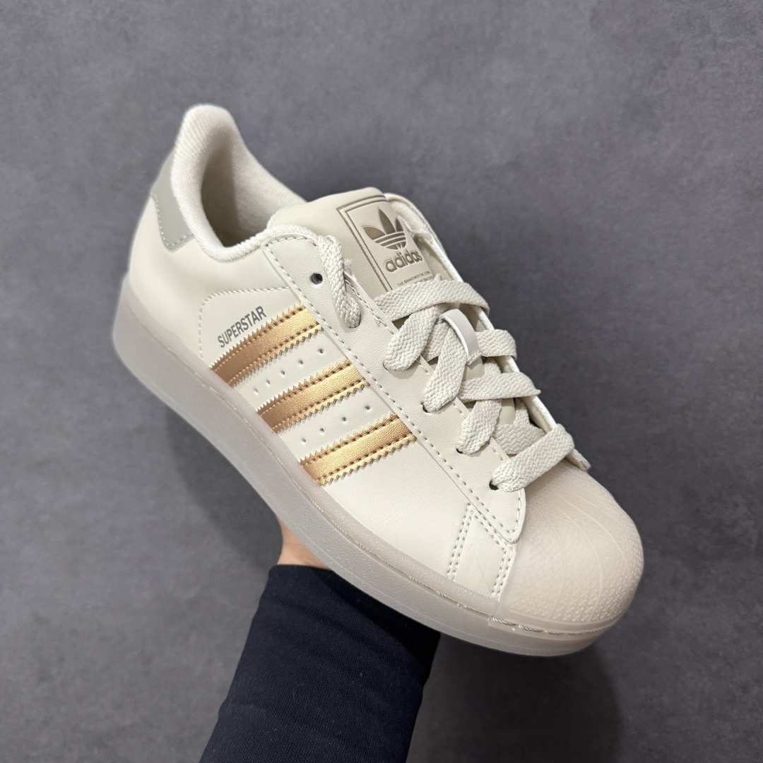 图片[3]-【H11纯原】阿迪达斯 ADIDAS SUPERSTAR 2025年新款鞋子 经典贝壳头系列 新款休闲板鞋潮流女士运动鞋 。 鞋面皮革拼接材质 标志性的贝壳鞋头，简约的线条。就连版型和比例，都在向1982年的鞋款致敬。可谓“形神兼备”的复刻。无论在哪，无论去哪，你或许都需要这样一双既舒适又时尚的鞋。1970年问世于篮球场的adidas Superstar，集舒适与时尚于一身。这款经典鞋，缀低调图案，灵感源自公共交通地图。设计简约，旨在伴你出行。心动不如行动，系好鞋带，出发吧。 货号：JR7355 尺码：35.5-40含半码-选品中心