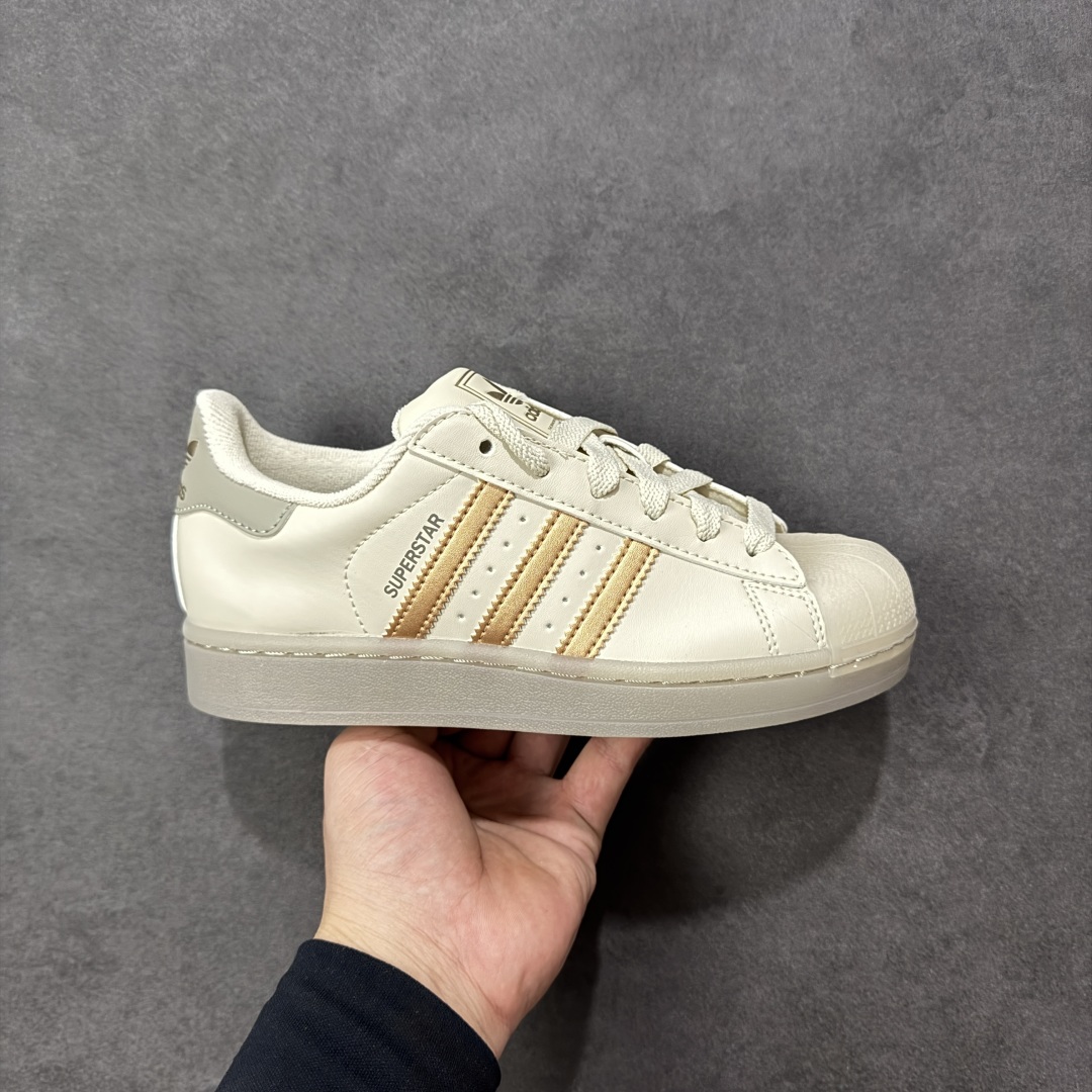【H11纯原】阿迪达斯 ADIDAS SUPERSTAR 2025年新款鞋子 经典贝壳头系列 新款休闲板鞋潮流女士运动鞋 。 鞋面皮革拼接材质 标志性的贝壳鞋头,简约的线条。就连版型和比例,都在向1982年的鞋款致敬。可谓“形神兼备”的复刻。无论在哪,无论去哪,你或许都需要这样一双既舒适又时尚的鞋。1970年问世于篮球场的adidas Superstar,集舒适与时尚于一身。这款经典鞋,缀低调图案,灵感源自公共交通地图。设计简约,旨在伴你出行。心动不如行动,系好鞋带,出发吧。 货号:JR7355 尺码:35.5-40含半码-选品中心