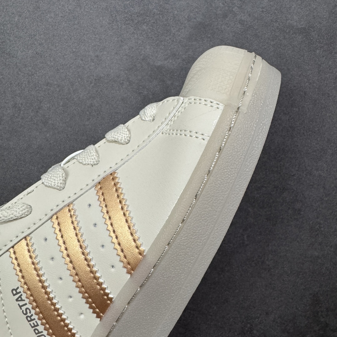 图片[5]-【H11纯原】阿迪达斯 ADIDAS SUPERSTAR 2025年新款鞋子 经典贝壳头系列 新款休闲板鞋潮流女士运动鞋 。 鞋面皮革拼接材质 标志性的贝壳鞋头，简约的线条。就连版型和比例，都在向1982年的鞋款致敬。可谓“形神兼备”的复刻。无论在哪，无论去哪，你或许都需要这样一双既舒适又时尚的鞋。1970年问世于篮球场的adidas Superstar，集舒适与时尚于一身。这款经典鞋，缀低调图案，灵感源自公共交通地图。设计简约，旨在伴你出行。心动不如行动，系好鞋带，出发吧。 货号：JR7355 尺码：35.5-40含半码-选品中心