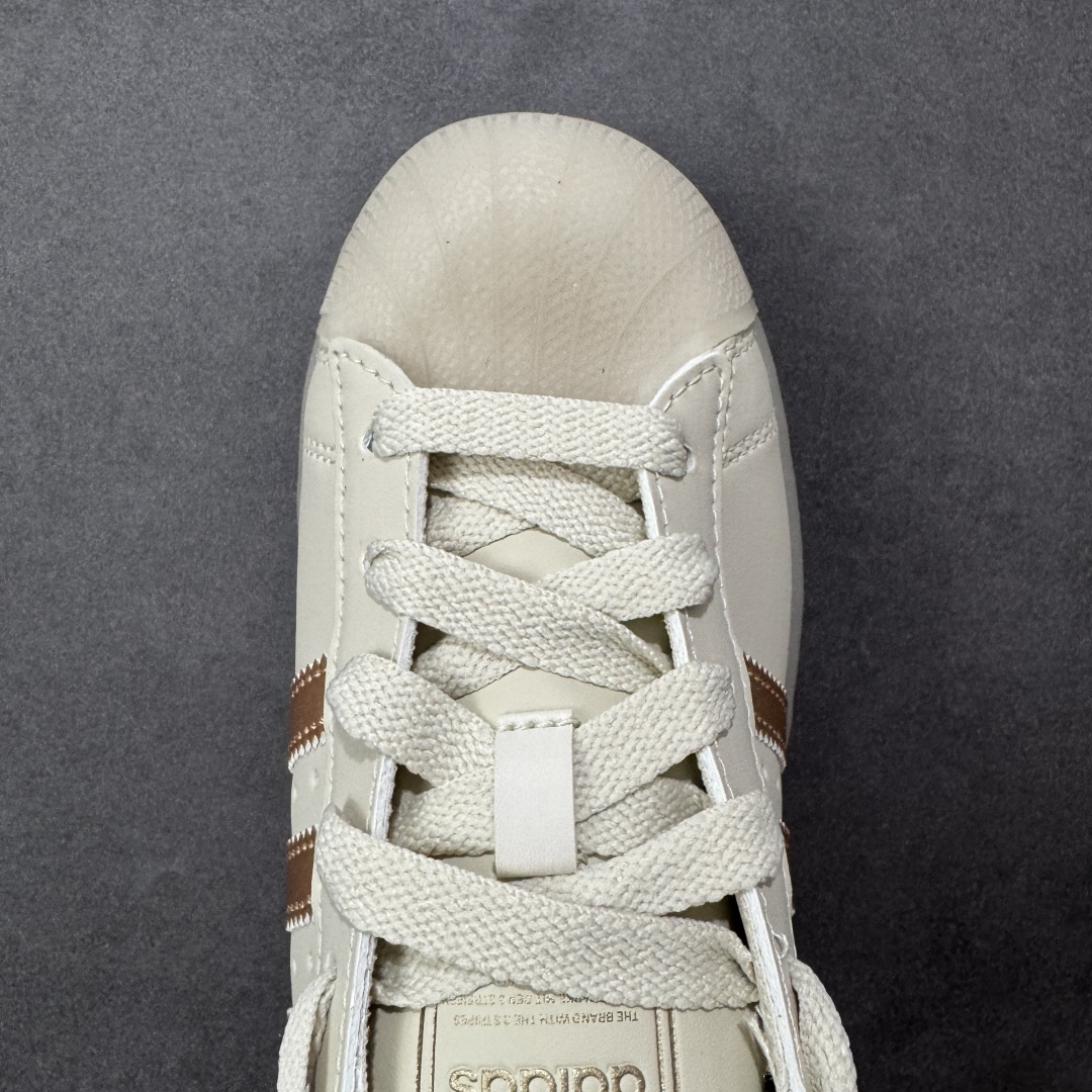 图片[8]-【H11纯原】阿迪达斯 ADIDAS SUPERSTAR 2025年新款鞋子 经典贝壳头系列 新款休闲板鞋潮流女士运动鞋 。 鞋面皮革拼接材质 标志性的贝壳鞋头，简约的线条。就连版型和比例，都在向1982年的鞋款致敬。可谓“形神兼备”的复刻。无论在哪，无论去哪，你或许都需要这样一双既舒适又时尚的鞋。1970年问世于篮球场的adidas Superstar，集舒适与时尚于一身。这款经典鞋，缀低调图案，灵感源自公共交通地图。设计简约，旨在伴你出行。心动不如行动，系好鞋带，出发吧。 货号：JR7355 尺码：35.5-40含半码-选品中心