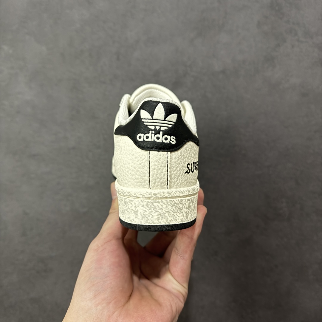 图片[4]-【定制版】Adidas Originals Superstar 阿迪达斯 三叶草 贝壳头’DIY’系列 黑白低帮休闲运动板鞋 延续 Adidas 标志性贝壳头，复古腔调拉满，鞋侧三道杠满印品牌标识，彰显联名身份；后跟 “SUPREME” 涂鸦式字体，把街头叛逆感拉满 原装头层材料 用料绝不含糊 独家版型蒸餾加工帶來的是更好的视觉和脚感体验 清洁度 电绣工艺 皮料切割干净无任何毛边 细节完美 货号：DS5809 尺码：36 36.5 37 38 38.5 39 40 40.5 41 42 42.5 43 44 45 编码：QFB290300-选品中心