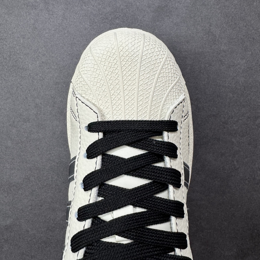 图片[8]-【定制版】Adidas Originals Superstar 阿迪达斯 三叶草 贝壳头’DIY’系列 黑白低帮休闲运动板鞋 延续 Adidas 标志性贝壳头，复古腔调拉满，鞋侧三道杠满印品牌标识，彰显联名身份；后跟 “SUPREME” 涂鸦式字体，把街头叛逆感拉满 原装头层材料 用料绝不含糊 独家版型蒸餾加工帶來的是更好的视觉和脚感体验 清洁度 电绣工艺 皮料切割干净无任何毛边 细节完美 货号：DS5809 尺码：36 36.5 37 38 38.5 39 40 40.5 41 42 42.5 43 44 45 编码：QFB290300-选品中心
