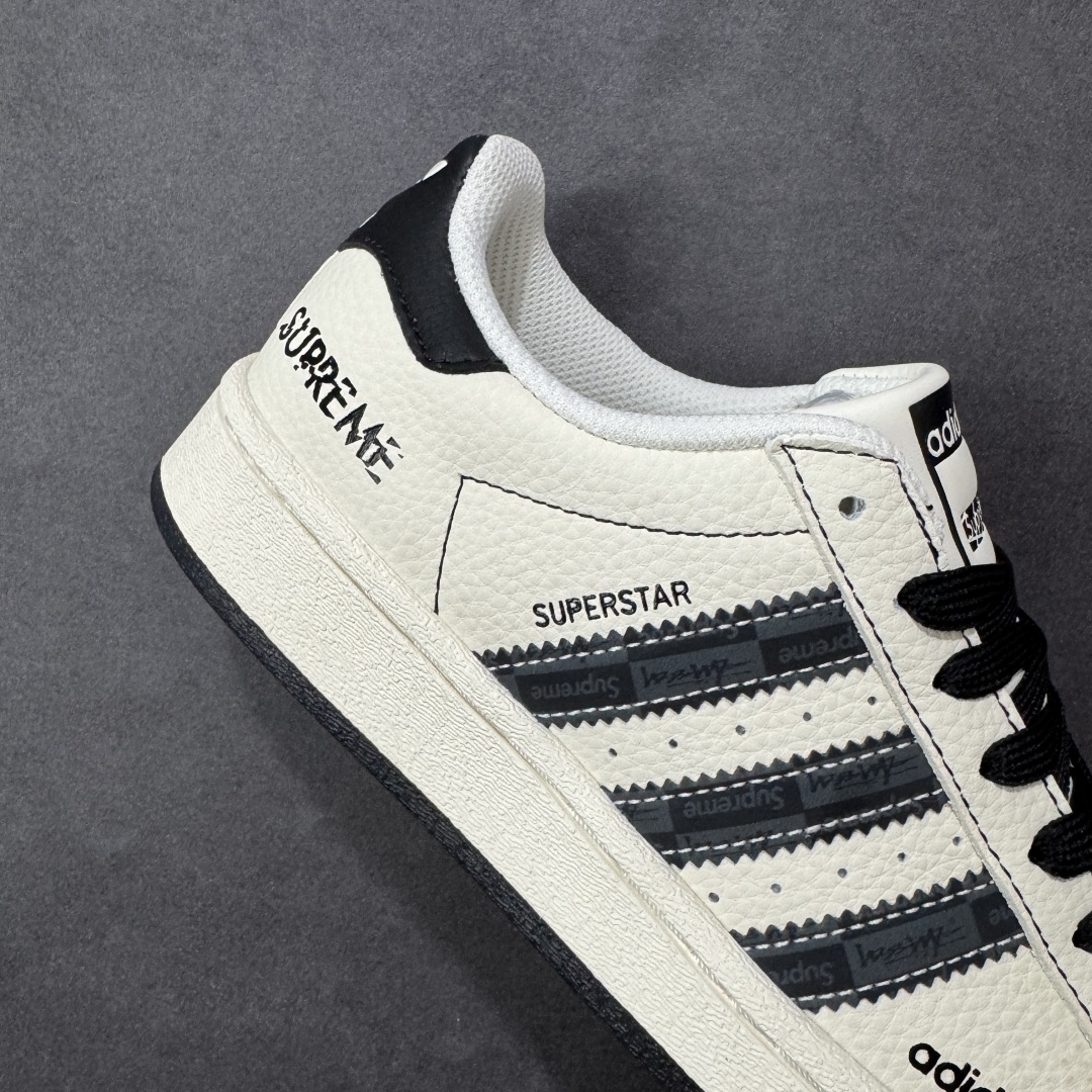 图片[6]-【定制版】Adidas Originals Superstar 阿迪达斯 三叶草 贝壳头’DIY’系列 黑白低帮休闲运动板鞋 延续 Adidas 标志性贝壳头，复古腔调拉满，鞋侧三道杠满印品牌标识，彰显联名身份；后跟 “SUPREME” 涂鸦式字体，把街头叛逆感拉满 原装头层材料 用料绝不含糊 独家版型蒸餾加工帶來的是更好的视觉和脚感体验 清洁度 电绣工艺 皮料切割干净无任何毛边 细节完美 货号：DS5809 尺码：36 36.5 37 38 38.5 39 40 40.5 41 42 42.5 43 44 45 编码：QFB290300-选品中心