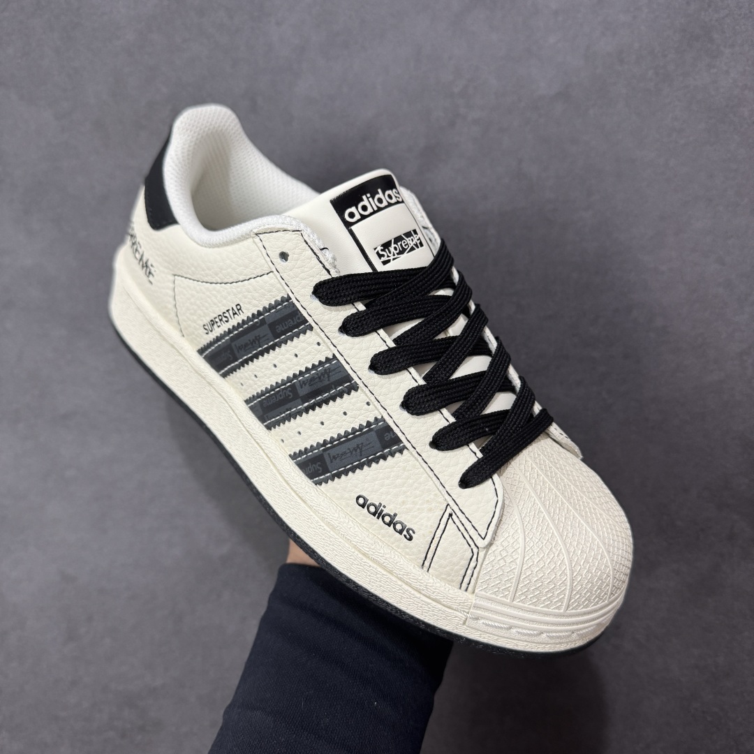 图片[3]-【定制版】Adidas Originals Superstar 阿迪达斯 三叶草 贝壳头’DIY’系列 黑白低帮休闲运动板鞋 延续 Adidas 标志性贝壳头，复古腔调拉满，鞋侧三道杠满印品牌标识，彰显联名身份；后跟 “SUPREME” 涂鸦式字体，把街头叛逆感拉满 原装头层材料 用料绝不含糊 独家版型蒸餾加工帶來的是更好的视觉和脚感体验 清洁度 电绣工艺 皮料切割干净无任何毛边 细节完美 货号：DS5809 尺码：36 36.5 37 38 38.5 39 40 40.5 41 42 42.5 43 44 45 编码：QFB290300-选品中心