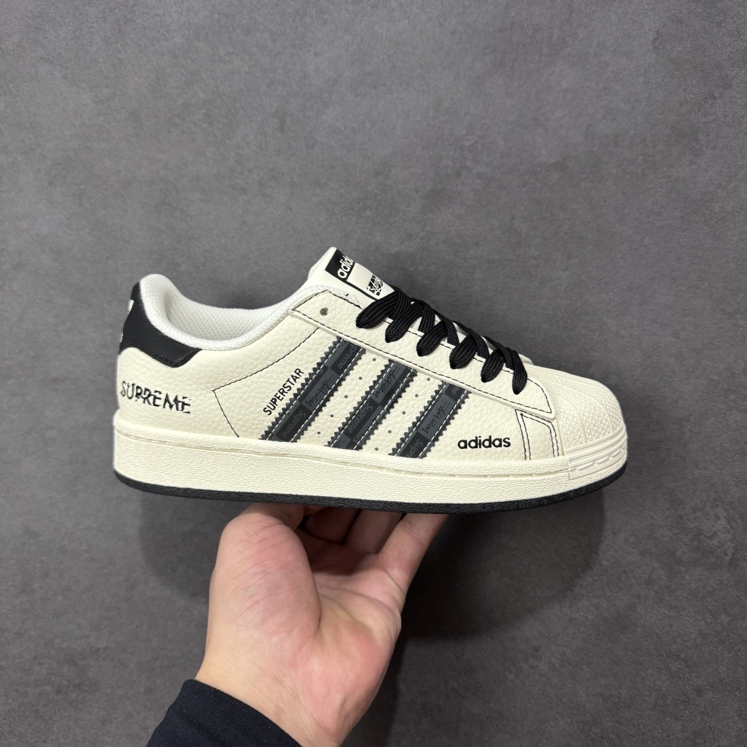 【定制版】Adidas Originals Superstar 阿迪达斯 三叶草 贝壳头’DIY’系列 黑白低帮休闲运动板鞋 延续 Adidas 标志性贝壳头,复古腔调拉满,鞋侧三道杠满印品牌标识,彰显联名身份;后跟 “SUPREME” 涂鸦式字体,把街头叛逆感拉满 原装头层材料 用料绝不含糊 独家版型蒸餾加工帶來的是更好的视觉和脚感体验 清洁度 电绣工艺 皮料切割干净无任何毛边 细节完美 货号:DS5809 尺码:36 36.5 37 38 38.5 39 40 40.5 41 42 42.5 43 44 45 编码:QFB290300-选品中心