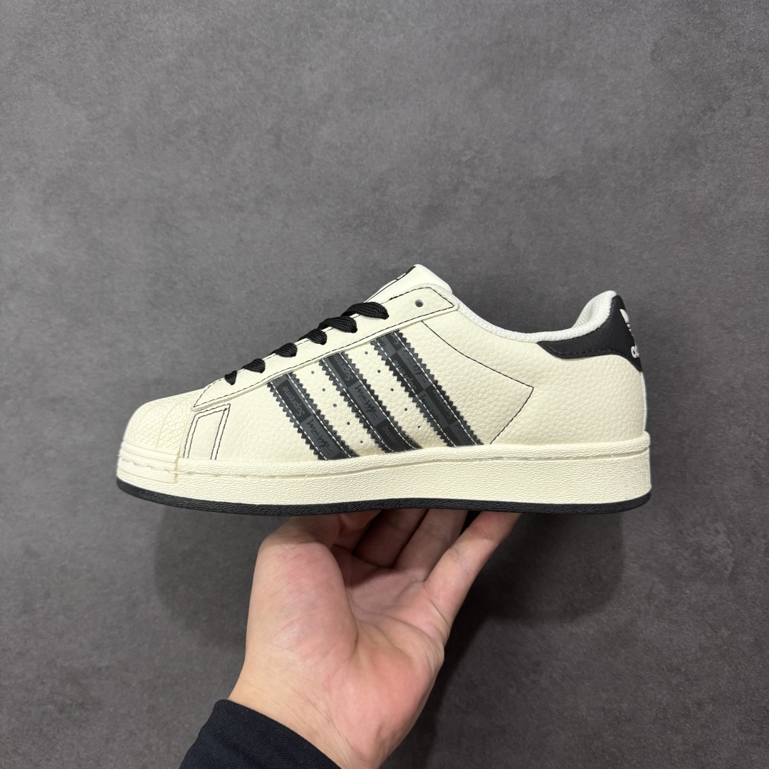 图片[2]-【定制版】Adidas Originals Superstar 阿迪达斯 三叶草 贝壳头’DIY’系列 黑白低帮休闲运动板鞋 延续 Adidas 标志性贝壳头，复古腔调拉满，鞋侧三道杠满印品牌标识，彰显联名身份；后跟 “SUPREME” 涂鸦式字体，把街头叛逆感拉满 原装头层材料 用料绝不含糊 独家版型蒸餾加工帶來的是更好的视觉和脚感体验 清洁度 电绣工艺 皮料切割干净无任何毛边 细节完美 货号：DS5809 尺码：36 36.5 37 38 38.5 39 40 40.5 41 42 42.5 43 44 45 编码：QFB290300-选品中心