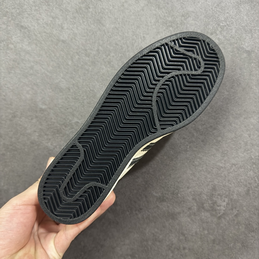 图片[9]-【定制版】Adidas Originals Superstar 阿迪达斯 三叶草 贝壳头’DIY’系列 黑白低帮休闲运动板鞋 延续 Adidas 标志性贝壳头，复古腔调拉满，鞋侧三道杠满印品牌标识，彰显联名身份；后跟 “SUPREME” 涂鸦式字体，把街头叛逆感拉满 原装头层材料 用料绝不含糊 独家版型蒸餾加工帶來的是更好的视觉和脚感体验 清洁度 电绣工艺 皮料切割干净无任何毛边 细节完美 货号：DS5809 尺码：36 36.5 37 38 38.5 39 40 40.5 41 42 42.5 43 44 45 编码：QFB290300-选品中心