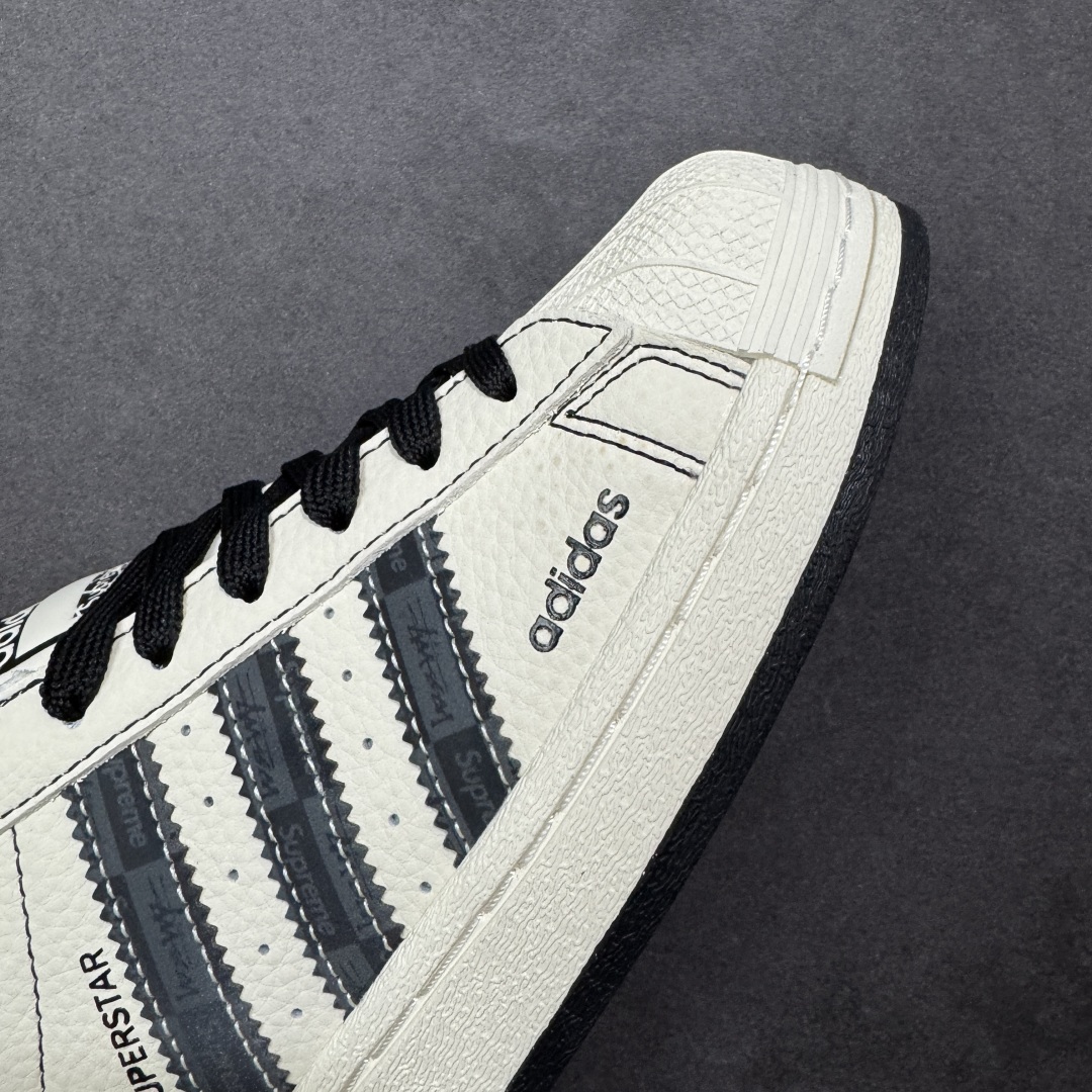 图片[5]-【定制版】Adidas Originals Superstar 阿迪达斯 三叶草 贝壳头’DIY’系列 黑白低帮休闲运动板鞋 延续 Adidas 标志性贝壳头，复古腔调拉满，鞋侧三道杠满印品牌标识，彰显联名身份；后跟 “SUPREME” 涂鸦式字体，把街头叛逆感拉满 原装头层材料 用料绝不含糊 独家版型蒸餾加工帶來的是更好的视觉和脚感体验 清洁度 电绣工艺 皮料切割干净无任何毛边 细节完美 货号：DS5809 尺码：36 36.5 37 38 38.5 39 40 40.5 41 42 42.5 43 44 45 编码：QFB290300-选品中心