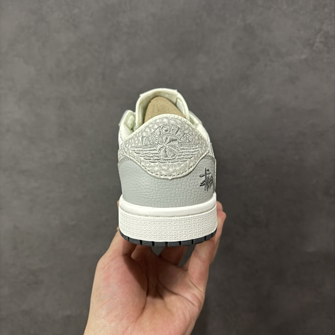 图片[4]-【定制版】AJ1倒勾Travis Scott x Air Jordan 1 ” Reverse Mocha “ AJ1乔1 TS 闪电 联名倒钩 低帮文化篮球鞋 完美品质出货 细节如图所示 鞋面切割工整 冲孔整齐干净 中底拉帮线 整体清洁度非常好 货号：DZ5899-026 尺码：36 36.5 37.5 38 38.5 39 40 40.5 41 42 42.5 43 44 45-选品中心