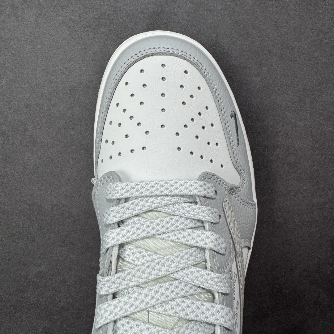 图片[8]-【定制版】AJ1倒勾Travis Scott x Air Jordan 1 ” Reverse Mocha “ AJ1乔1 TS 闪电 联名倒钩 低帮文化篮球鞋 完美品质出货 细节如图所示 鞋面切割工整 冲孔整齐干净 中底拉帮线 整体清洁度非常好 货号：DZ5899-026 尺码：36 36.5 37.5 38 38.5 39 40 40.5 41 42 42.5 43 44 45-选品中心