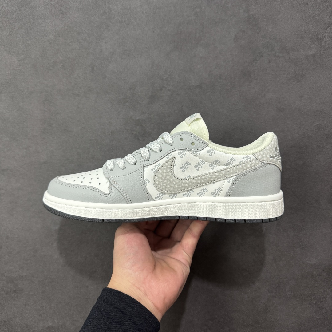 图片[2]-【定制版】AJ1倒勾Travis Scott x Air Jordan 1 ” Reverse Mocha “ AJ1乔1 TS 闪电 联名倒钩 低帮文化篮球鞋 完美品质出货 细节如图所示 鞋面切割工整 冲孔整齐干净 中底拉帮线 整体清洁度非常好 货号：DZ5899-026 尺码：36 36.5 37.5 38 38.5 39 40 40.5 41 42 42.5 43 44 45-选品中心