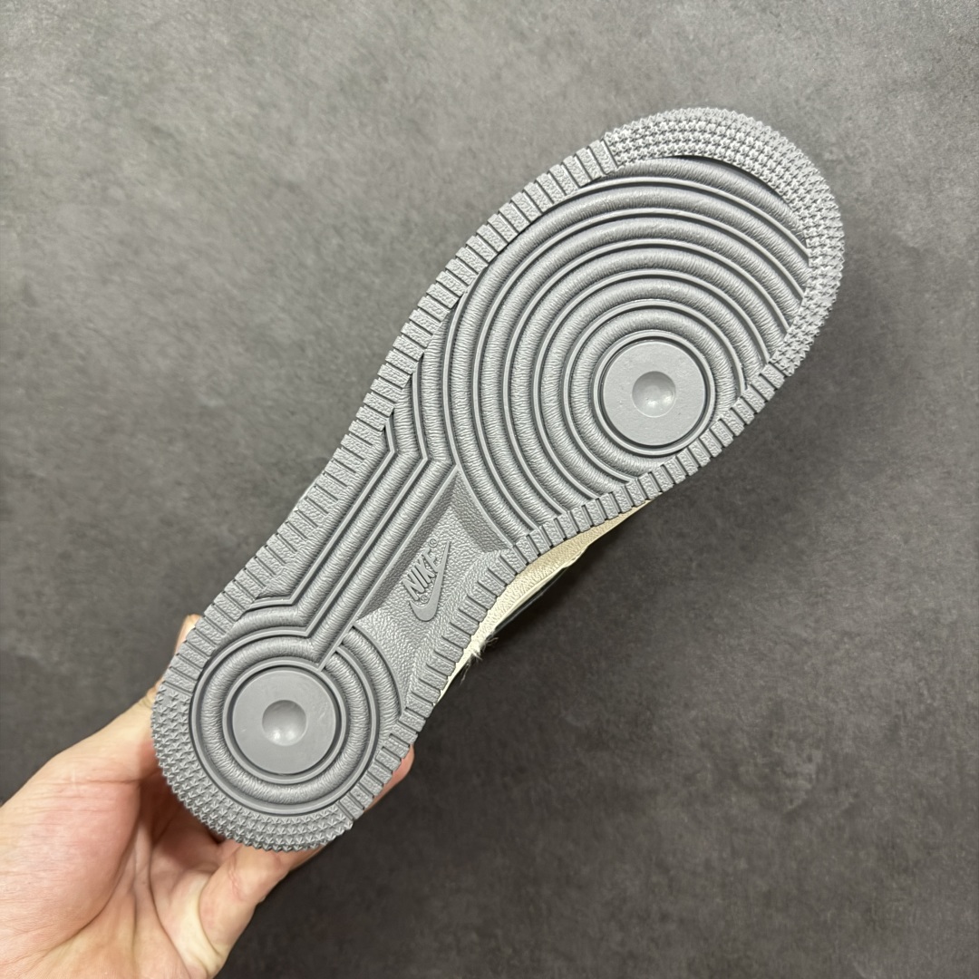 图片[9]-【定制版】Nike Air Force 1\’07 Low LV联名 印花米灰勾 空军一号低帮休闲板鞋  #原楦头原纸板 原装鞋盒 定制五金配件 内置全掌气垫 原厂鞋底 货号：MZ9588-816  尺码：36 36.5 37.5 38 38.5 39 40 40.5 41 42 42.5 43 44 44.5 45-选品中心