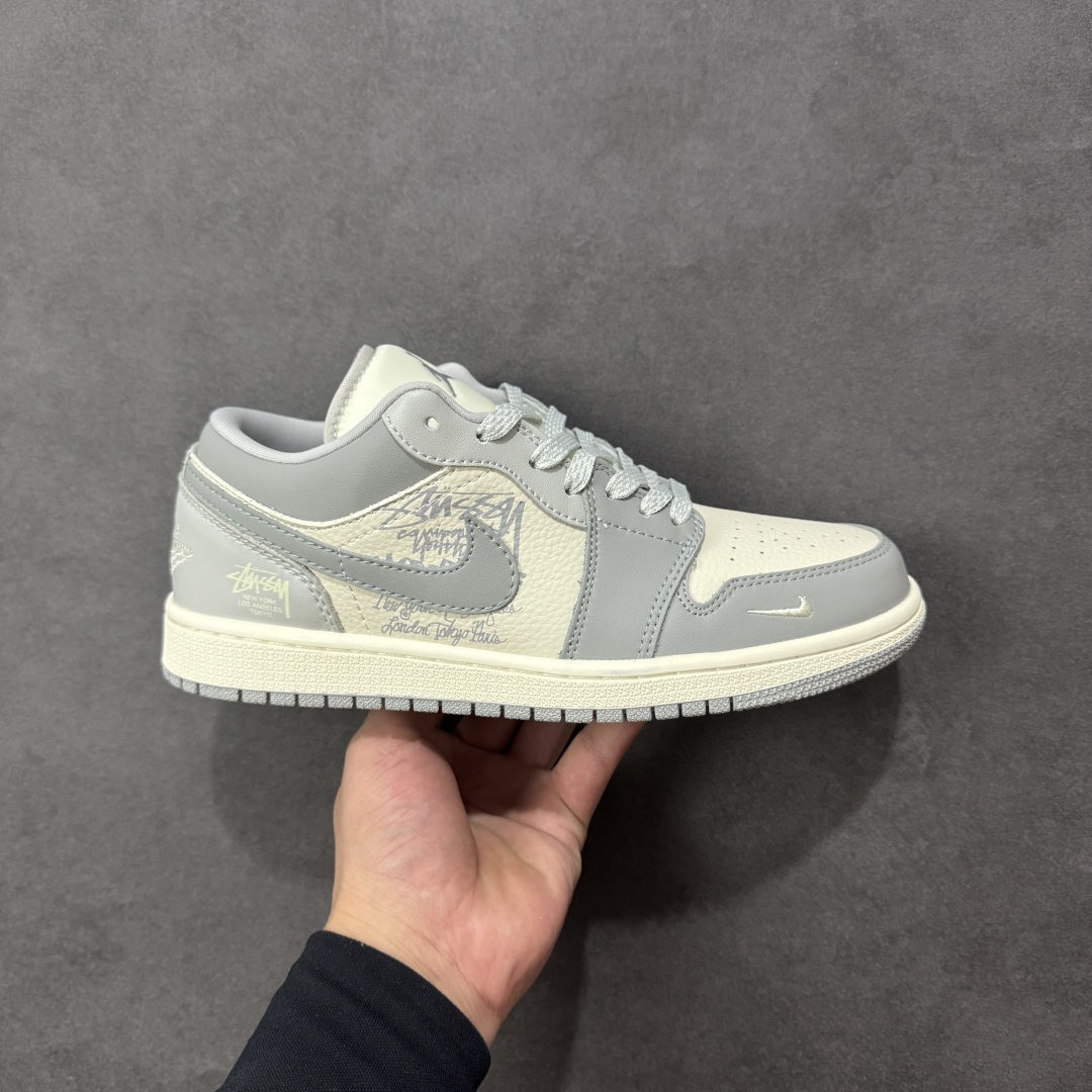 【定制版】Air Jordan 1 Low 斯图西 联名 高端定制 低帮复古篮球鞋  #定制鞋盒 大厂纯原品质出货 超高清洁度 皮料切割干净无任何毛边 细节完美 货号:QD1988-006  尺码:36 36.5 37.5 38 38.5 39 40 40.5 41 42 42.5 43 44 44.5 45 编码:HXSB330340-选品中心