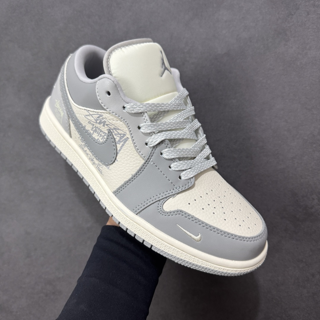 图片[3]-【定制版】Air Jordan 1 Low 斯图西 联名 高端定制 低帮复古篮球鞋  #定制鞋盒 大厂纯原品质出货 超高清洁度 皮料切割干净无任何毛边 细节完美 货号：QD1988-006  尺码：36 36.5 37.5 38 38.5 39 40 40.5 41 42 42.5 43 44 44.5 45 编码：HXSB330340-选品中心