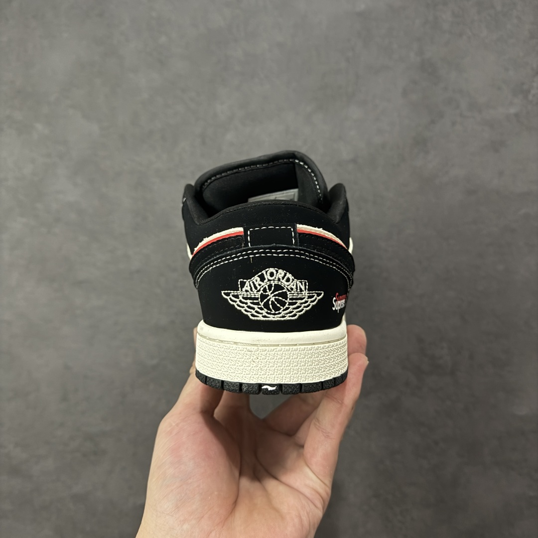 图片[4]-【定制版】Air Jordan 1 Low supreme 联名 高端定制 低帮复古篮球鞋  #定制鞋盒 大厂纯原品质出货 超高清洁度 皮料切割干净无任何毛边 细节完美 货号：QJ2025-002  尺码：36 36.5 37.5 38 38.5 39 40 40.5 41 42 42.5 43 44 44.5 45 编码：HXSB330340-选品中心