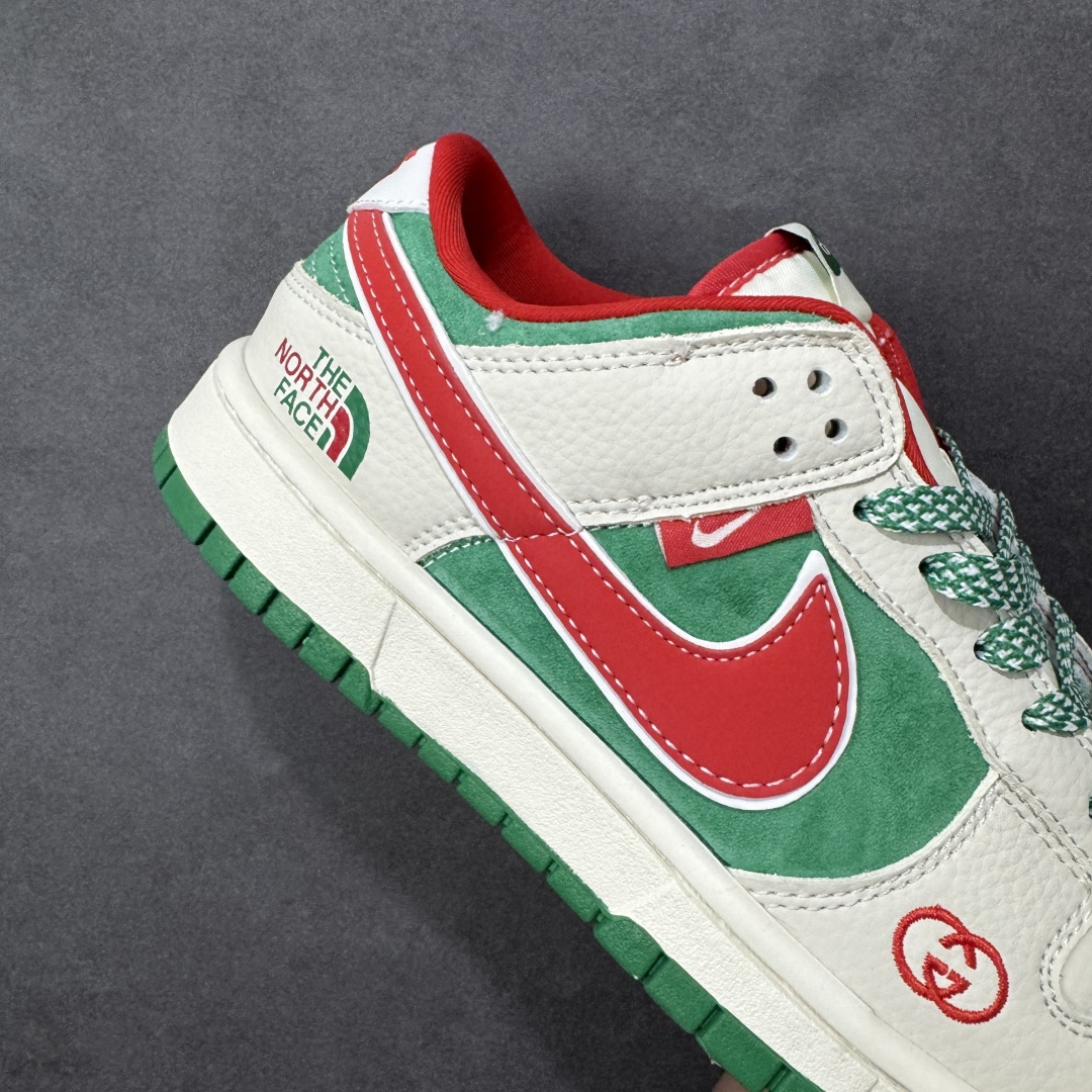 图片[6]-【定制版】Nike SB Dunk Low“北面联名——米绿红勾” 周年高端定制 低帮休闲板鞋 定制鞋盒 大厂纯原品质出货 超高清洁度 皮料切割干净无任何毛边 细节完美 货号：DG1988-011 尺码：36 36.5 37.5 38 38.5 39 40 40.5 41 42 42.5 43 44 44.5 45 编码：HXSB330340-选品中心