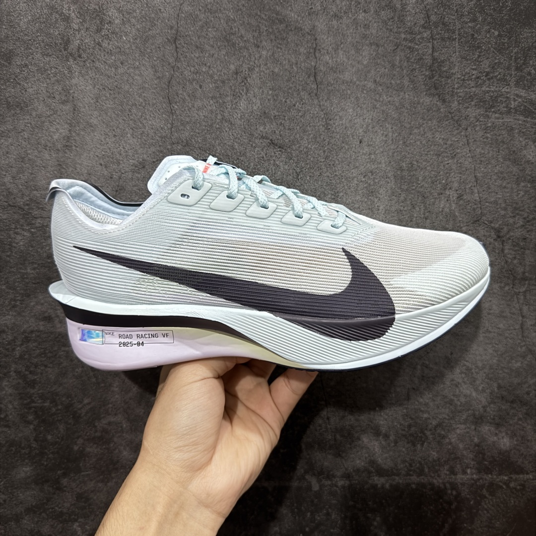 【XE纯原版】Nike ZoomX Vaporfly NEXT%4 减震马拉松跑步鞋 HF6412-400 全掌真碳板 原楦原纸版数据开发  目前市场最强品质 原版购入开发 原版定制网纱鞋面 分体式组合大底 中间层夹心全掌抗扭碳板 下层一次ReactX泡棉 区别市场一体底 超高质检清洁度 一切材质配件均与原版一致 原楦原纸板开发 匹配原版98%以上 完美弧度版型 原厂鞋标 立体反光鞋盒标 高端玩家必推版本 高价零售必推版本 欢迎对比市面任意版本‼️ 这双鞋简直是时尚与科技的完美融合，质感爆棚，搭配超亮眼的银色大勾子，瞬间成为街头焦点。不仅颜值在线，缓震性能更是一绝 不管是日常出街还是慢跑锻炼，都能给双脚极致舒适体验。  码数超全，36- 45码任你选！别犹豫啦，穿上它，轻松走出潮流范，开启你的时尚运动新旅程 码段：36-45-选品中心