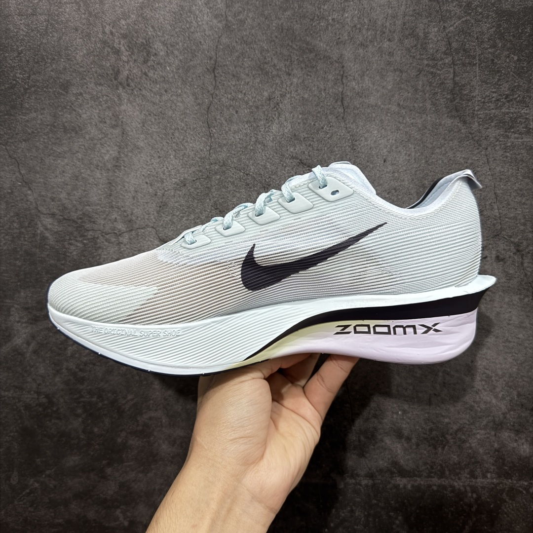 图片[2]-【XE纯原版】Nike ZoomX Vaporfly NEXT%4 减震马拉松跑步鞋 HF6412-400 全掌真碳板 原楦原纸版数据开发  目前市场最强品质 原版购入开发 原版定制网纱鞋面 分体式组合大底 中间层夹心全掌抗扭碳板 下层一次ReactX泡棉 区别市场一体底 超高质检清洁度 一切材质配件均与原版一致 原楦原纸板开发 匹配原版98%以上 完美弧度版型 原厂鞋标 立体反光鞋盒标 高端玩家必推版本 高价零售必推版本 欢迎对比市面任意版本‼️ 这双鞋简直是时尚与科技的完美融合，质感爆棚，搭配超亮眼的银色大勾子，瞬间成为街头焦点。不仅颜值在线，缓震性能更是一绝 不管是日常出街还是慢跑锻炼，都能给双脚极致舒适体验。  码数超全，36- 45码任你选！别犹豫啦，穿上它，轻松走出潮流范，开启你的时尚运动新旅程 码段：36-45-选品中心