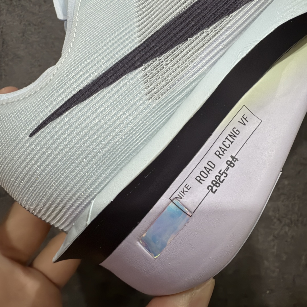 图片[3]-【XE纯原版】Nike ZoomX Vaporfly NEXT%4 减震马拉松跑步鞋 HF6412-400 全掌真碳板 原楦原纸版数据开发  目前市场最强品质 原版购入开发 原版定制网纱鞋面 分体式组合大底 中间层夹心全掌抗扭碳板 下层一次ReactX泡棉 区别市场一体底 超高质检清洁度 一切材质配件均与原版一致 原楦原纸板开发 匹配原版98%以上 完美弧度版型 原厂鞋标 立体反光鞋盒标 高端玩家必推版本 高价零售必推版本 欢迎对比市面任意版本‼️ 这双鞋简直是时尚与科技的完美融合，质感爆棚，搭配超亮眼的银色大勾子，瞬间成为街头焦点。不仅颜值在线，缓震性能更是一绝 不管是日常出街还是慢跑锻炼，都能给双脚极致舒适体验。  码数超全，36- 45码任你选！别犹豫啦，穿上它，轻松走出潮流范，开启你的时尚运动新旅程 码段：36-45-选品中心