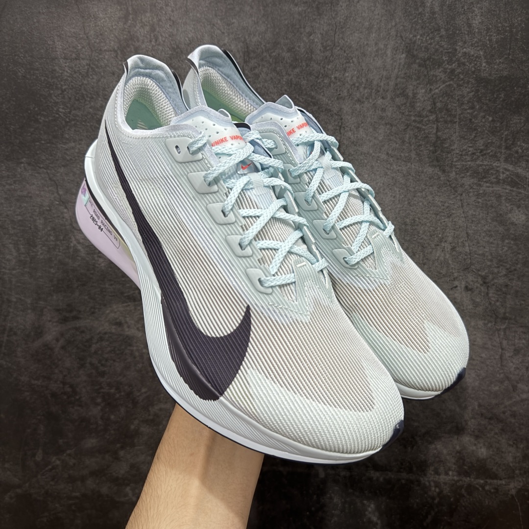【XE纯原版】Nike ZoomX Vaporfly NEXT%4 减震马拉松跑步鞋 HF6412-400 全掌真碳板 原楦原纸版数据开发  目前市场最强品质 原版购入开发 原版定制网纱鞋面 分体式组合大底 中间层夹心全掌抗扭碳板 下层一次ReactX泡棉 区别市场一体底 超高质检清洁度 一切材质配件均与原版一致 原楦原纸板开发 匹配原版98%以上 完美弧度版型 原厂鞋标 立体反光鞋盒标 高端玩家必推版本 高价零售必推版本 欢迎对比市面任意版本‼️ 这双鞋简直是时尚与科技的完美融合，质感爆棚，搭配超亮眼的银色大勾子，瞬间成为街头焦点。不仅颜值在线，缓震性能更是一绝 不管是日常出街还是慢跑锻炼，都能给双脚极致舒适体验。  码数超全，36- 45码任你选！别犹豫啦，穿上它，轻松走出潮流范，开启你的时尚运动新旅程 码段：36-45-选品中心