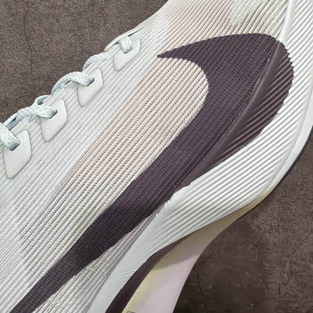 图片[4]-【XE纯原版】Nike ZoomX Vaporfly NEXT%4 减震马拉松跑步鞋 HF6412-400 全掌真碳板 原楦原纸版数据开发  目前市场最强品质 原版购入开发 原版定制网纱鞋面 分体式组合大底 中间层夹心全掌抗扭碳板 下层一次ReactX泡棉 区别市场一体底 超高质检清洁度 一切材质配件均与原版一致 原楦原纸板开发 匹配原版98%以上 完美弧度版型 原厂鞋标 立体反光鞋盒标 高端玩家必推版本 高价零售必推版本 欢迎对比市面任意版本‼️ 这双鞋简直是时尚与科技的完美融合，质感爆棚，搭配超亮眼的银色大勾子，瞬间成为街头焦点。不仅颜值在线，缓震性能更是一绝 不管是日常出街还是慢跑锻炼，都能给双脚极致舒适体验。  码数超全，36- 45码任你选！别犹豫啦，穿上它，轻松走出潮流范，开启你的时尚运动新旅程 码段：36-45-选品中心