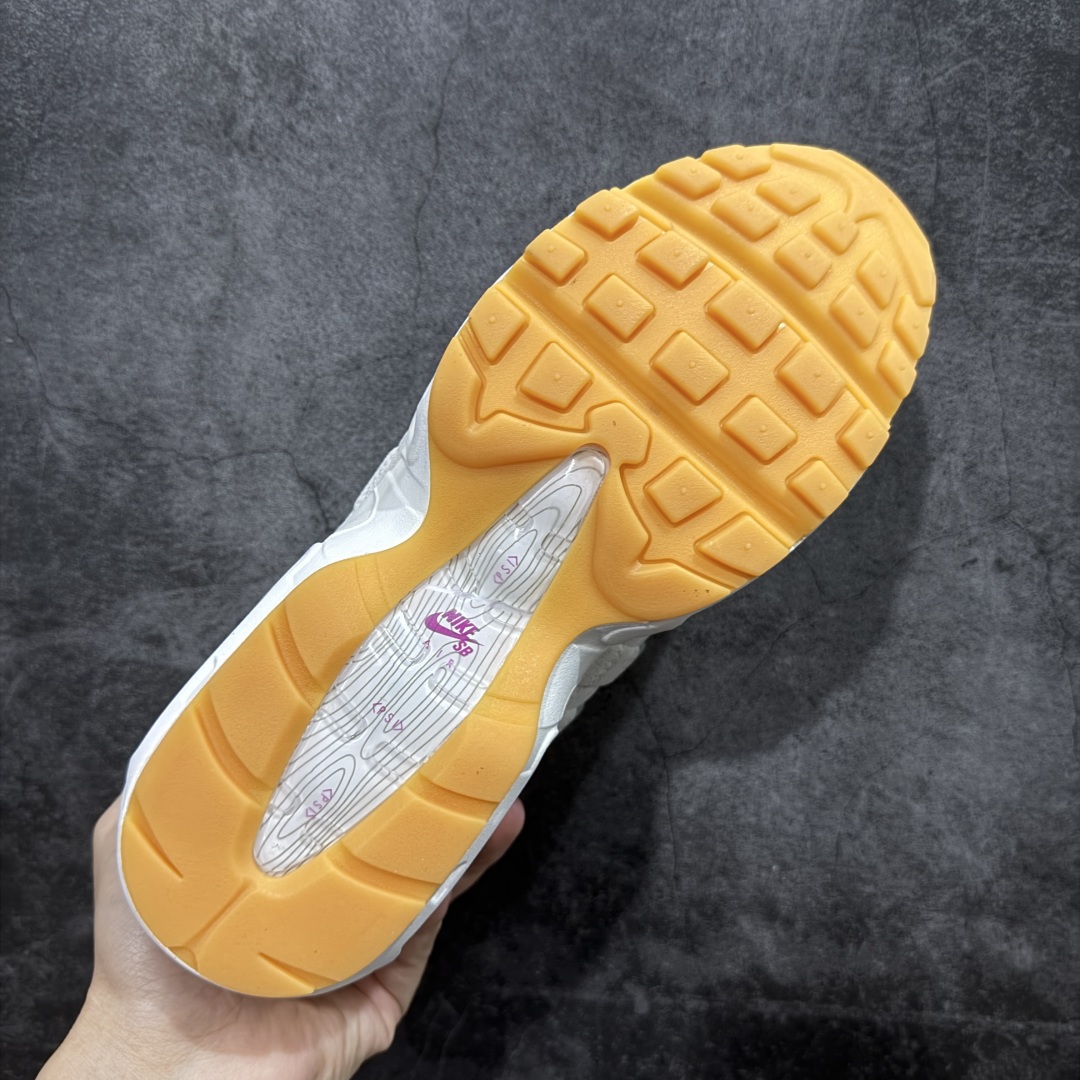 图片[9]-【PE版本】Nike SB Air Max 95 浅灰紫 HF7545-100 鞋款设计灵感源于人体构造 中底设计基于人体的脊柱构造 是整体设计的核心 尼龙孔眼代表了肋骨 而分层式面板和网眼象征着肌肉纤维和肉体组织 Air Max 95采用了两个独立的吹塑成型的Air-Sole单元 并首次在前掌使用可视化气垫设计 Swoosh logo夜当作一个 点符号放在了鞋子的后帮位置 20年的发展让 AIR MAX 95有了不同的故事 20年后再度面向世人的时候 焕然一新的面貌 让人有了另外一种清新脱俗的感觉 尺码：40 40.5 41 42 42.5 43 44 44.5 45 46 47.5-选品中心