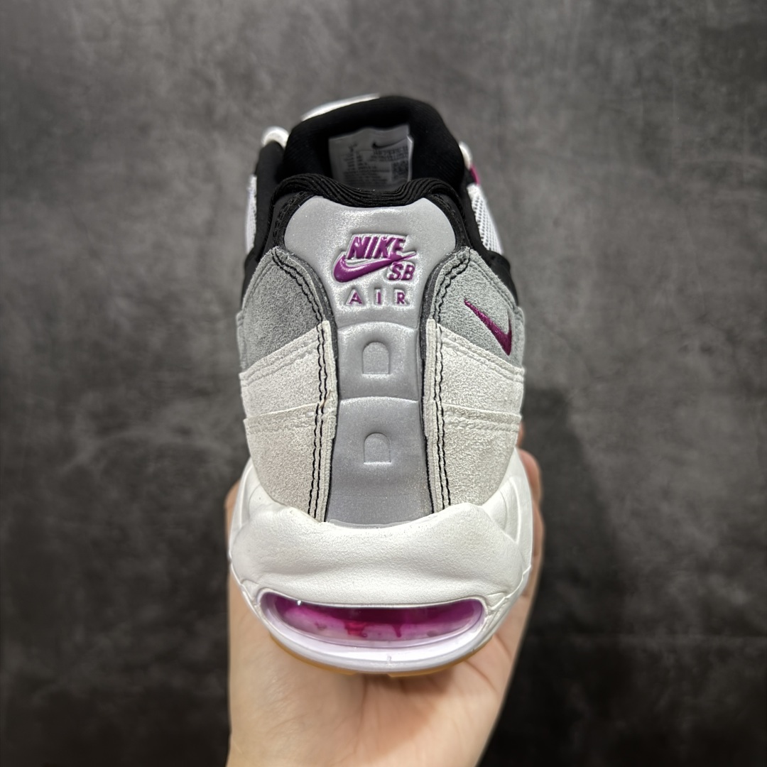 图片[4]-【PE版本】Nike SB Air Max 95 浅灰紫 HF7545-100 鞋款设计灵感源于人体构造 中底设计基于人体的脊柱构造 是整体设计的核心 尼龙孔眼代表了肋骨 而分层式面板和网眼象征着肌肉纤维和肉体组织 Air Max 95采用了两个独立的吹塑成型的Air-Sole单元 并首次在前掌使用可视化气垫设计 Swoosh logo夜当作一个 点符号放在了鞋子的后帮位置 20年的发展让 AIR MAX 95有了不同的故事 20年后再度面向世人的时候 焕然一新的面貌 让人有了另外一种清新脱俗的感觉 尺码：40 40.5 41 42 42.5 43 44 44.5 45 46 47.5-选品中心