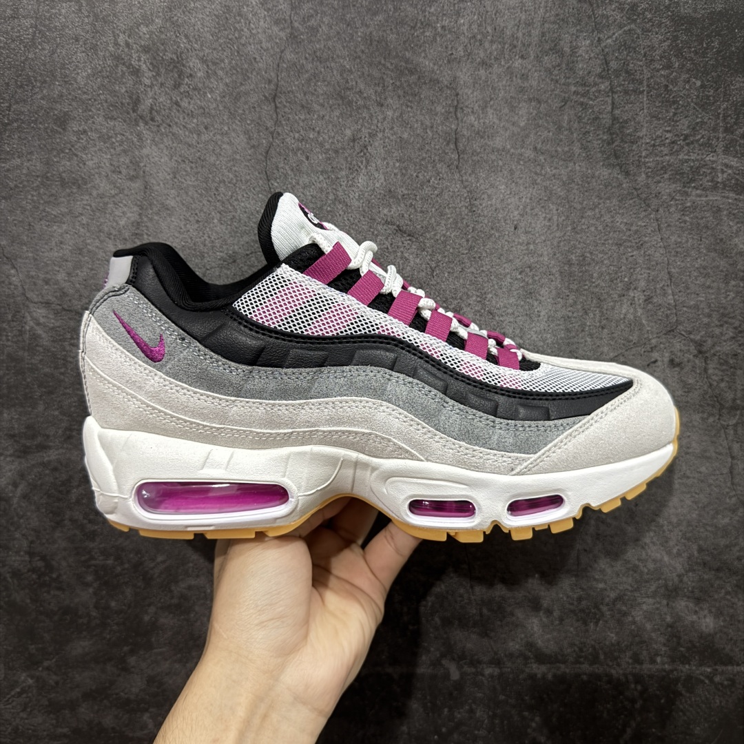 【PE版本】Nike SB Air Max 95 浅灰紫 HF7545-100 鞋款设计灵感源于人体构造 中底设计基于人体的脊柱构造 是整体设计的核心 尼龙孔眼代表了肋骨 而分层式面板和网眼象征着肌肉纤维和肉体组织 Air Max 95采用了两个独立的吹塑成型的Air-Sole单元 并首次在前掌使用可视化气垫设计 Swoosh logo夜当作一个 点符号放在了鞋子的后帮位置 20年的发展让 AIR MAX 95有了不同的故事 20年后再度面向世人的时候 焕然一新的面貌 让人有了另外一种清新脱俗的感觉 尺码：40 40.5 41 42 42.5 43 44 44.5 45 46 47.5-选品中心