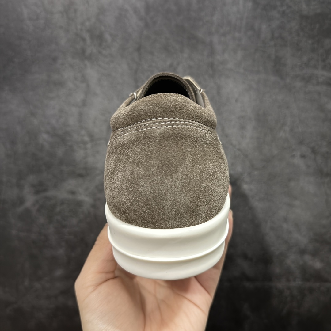 图片[4]-【New Star版本】瑞克 欧文斯Rick owens 主线 经典西瓜头 RO低帮棕白麂皮绒面 从购入原鞋开始到开大底磨具、定制皮料.辅料、调楦、开版.历经6个月时间 同步原版.面皮、包括内里、鞋垫、中底.全部采用粒面小牛皮，上等的皮料是Ro这款鞋核心。（PT首家内里、鞋垫、中底全部用粒面小牛皮的，市场流通版本.为压缩成本全部用超迁顶替.舒适度.透气性大打折扣 皮料无论是纹路风格.颜色和亮度，还原度无限接近百分之百（市面上我们这个皮可称为原厂皮） 内里、鞋垫、中底采用同一块粒面小牛皮料.肉眼可见的质感.自然纹路.毛孔。 三角标.中绒灰白麂皮.颜色和绒感与原厂一致 鞋带独家定制水染.按原版织法工艺.百分比百还原 独家定制定染原厂布袋原厂刺绣工艺.布料厚实.柔软.带点绒感才是正确的 尺码：35 36 37 38 39 40 41 42 43 44 45 46-选品中心