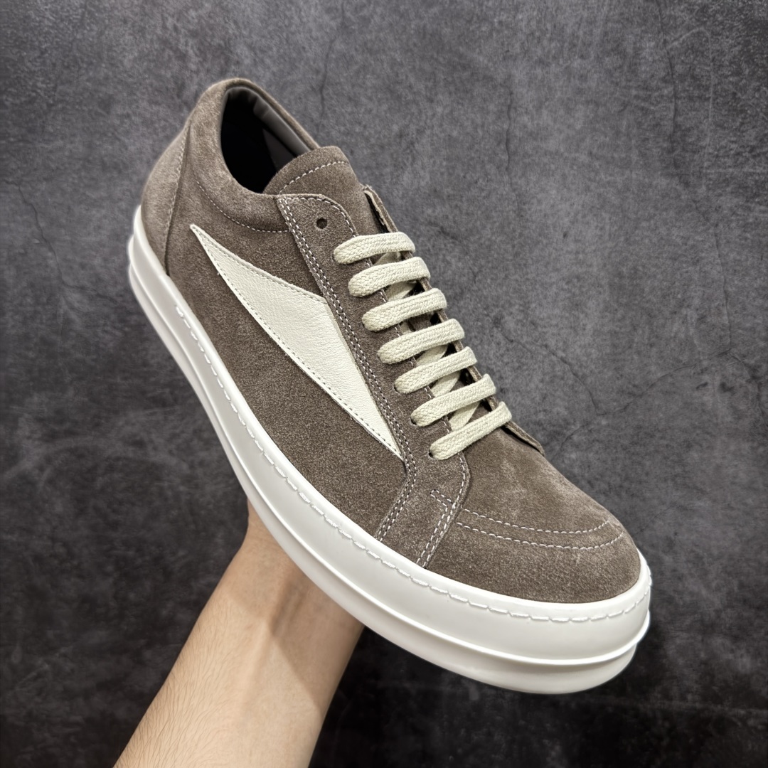 图片[3]-【New Star版本】瑞克 欧文斯Rick owens 主线 经典西瓜头 RO低帮棕白麂皮绒面 从购入原鞋开始到开大底磨具、定制皮料.辅料、调楦、开版.历经6个月时间 同步原版.面皮、包括内里、鞋垫、中底.全部采用粒面小牛皮，上等的皮料是Ro这款鞋核心。（PT首家内里、鞋垫、中底全部用粒面小牛皮的，市场流通版本.为压缩成本全部用超迁顶替.舒适度.透气性大打折扣 皮料无论是纹路风格.颜色和亮度，还原度无限接近百分之百（市面上我们这个皮可称为原厂皮） 内里、鞋垫、中底采用同一块粒面小牛皮料.肉眼可见的质感.自然纹路.毛孔。 三角标.中绒灰白麂皮.颜色和绒感与原厂一致 鞋带独家定制水染.按原版织法工艺.百分比百还原 独家定制定染原厂布袋原厂刺绣工艺.布料厚实.柔软.带点绒感才是正确的 尺码：35 36 37 38 39 40 41 42 43 44 45 46-选品中心