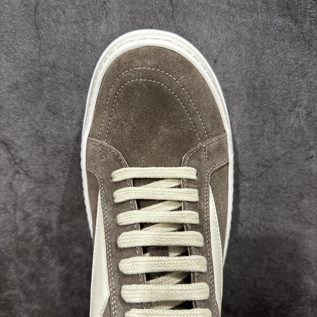 图片[5]-【New Star版本】瑞克 欧文斯Rick owens 主线 经典西瓜头 RO低帮棕白麂皮绒面 从购入原鞋开始到开大底磨具、定制皮料.辅料、调楦、开版.历经6个月时间 同步原版.面皮、包括内里、鞋垫、中底.全部采用粒面小牛皮，上等的皮料是Ro这款鞋核心。（PT首家内里、鞋垫、中底全部用粒面小牛皮的，市场流通版本.为压缩成本全部用超迁顶替.舒适度.透气性大打折扣 皮料无论是纹路风格.颜色和亮度，还原度无限接近百分之百（市面上我们这个皮可称为原厂皮） 内里、鞋垫、中底采用同一块粒面小牛皮料.肉眼可见的质感.自然纹路.毛孔。 三角标.中绒灰白麂皮.颜色和绒感与原厂一致 鞋带独家定制水染.按原版织法工艺.百分比百还原 独家定制定染原厂布袋原厂刺绣工艺.布料厚实.柔软.带点绒感才是正确的 尺码：35 36 37 38 39 40 41 42 43 44 45 46-选品中心