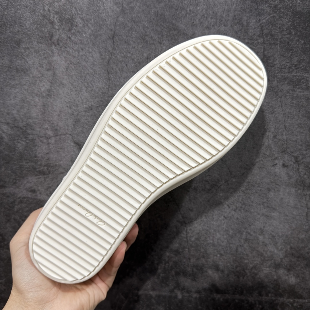 图片[9]-【New Star版本】瑞克 欧文斯Rick owens 主线 经典西瓜头 RO低帮棕白麂皮绒面 从购入原鞋开始到开大底磨具、定制皮料.辅料、调楦、开版.历经6个月时间 同步原版.面皮、包括内里、鞋垫、中底.全部采用粒面小牛皮，上等的皮料是Ro这款鞋核心。（PT首家内里、鞋垫、中底全部用粒面小牛皮的，市场流通版本.为压缩成本全部用超迁顶替.舒适度.透气性大打折扣 皮料无论是纹路风格.颜色和亮度，还原度无限接近百分之百（市面上我们这个皮可称为原厂皮） 内里、鞋垫、中底采用同一块粒面小牛皮料.肉眼可见的质感.自然纹路.毛孔。 三角标.中绒灰白麂皮.颜色和绒感与原厂一致 鞋带独家定制水染.按原版织法工艺.百分比百还原 独家定制定染原厂布袋原厂刺绣工艺.布料厚实.柔软.带点绒感才是正确的 尺码：35 36 37 38 39 40 41 42 43 44 45 46-选品中心