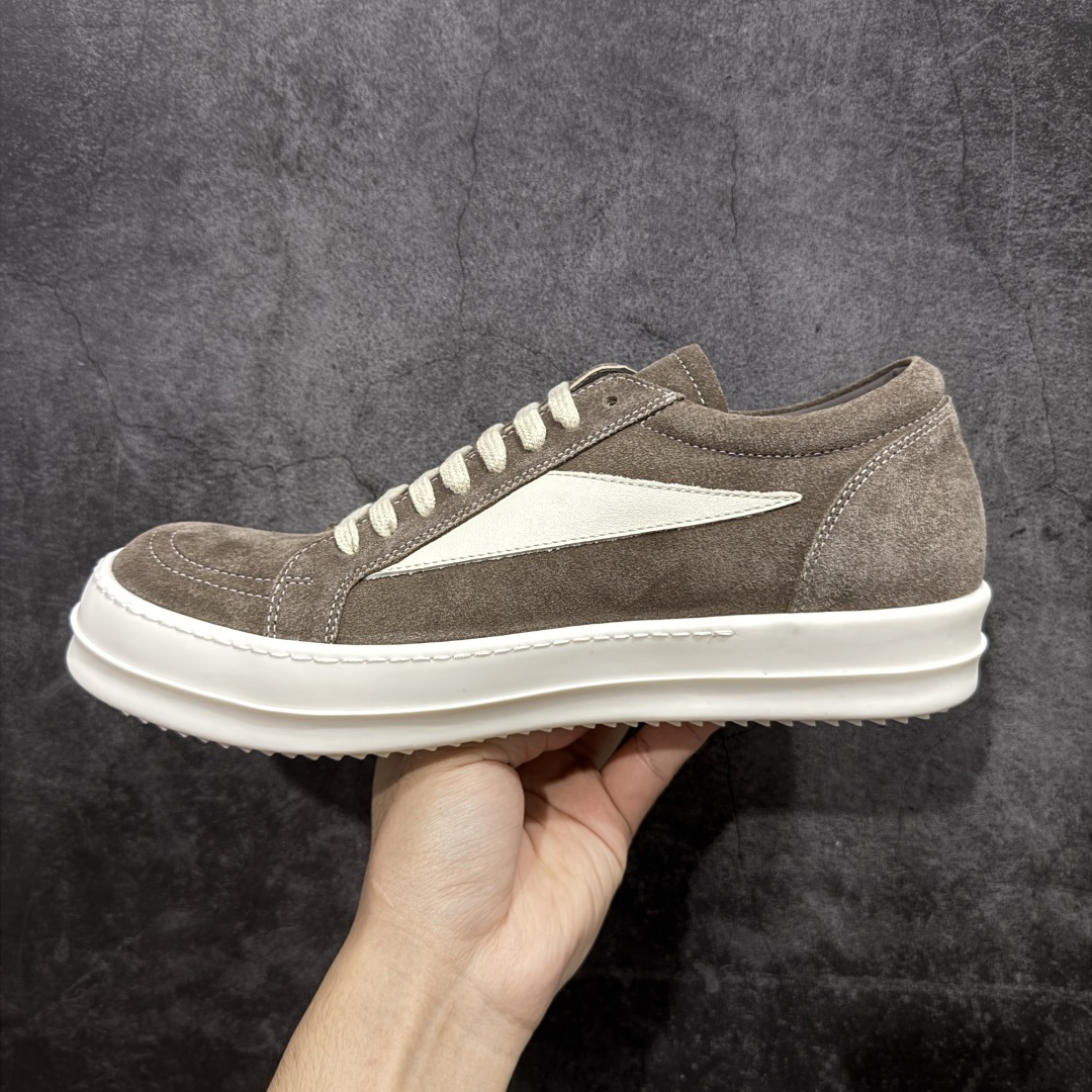 图片[2]-【New Star版本】瑞克 欧文斯Rick owens 主线 经典西瓜头 RO低帮棕白麂皮绒面 从购入原鞋开始到开大底磨具、定制皮料.辅料、调楦、开版.历经6个月时间 同步原版.面皮、包括内里、鞋垫、中底.全部采用粒面小牛皮，上等的皮料是Ro这款鞋核心。（PT首家内里、鞋垫、中底全部用粒面小牛皮的，市场流通版本.为压缩成本全部用超迁顶替.舒适度.透气性大打折扣 皮料无论是纹路风格.颜色和亮度，还原度无限接近百分之百（市面上我们这个皮可称为原厂皮） 内里、鞋垫、中底采用同一块粒面小牛皮料.肉眼可见的质感.自然纹路.毛孔。 三角标.中绒灰白麂皮.颜色和绒感与原厂一致 鞋带独家定制水染.按原版织法工艺.百分比百还原 独家定制定染原厂布袋原厂刺绣工艺.布料厚实.柔软.带点绒感才是正确的 尺码：35 36 37 38 39 40 41 42 43 44 45 46-选品中心