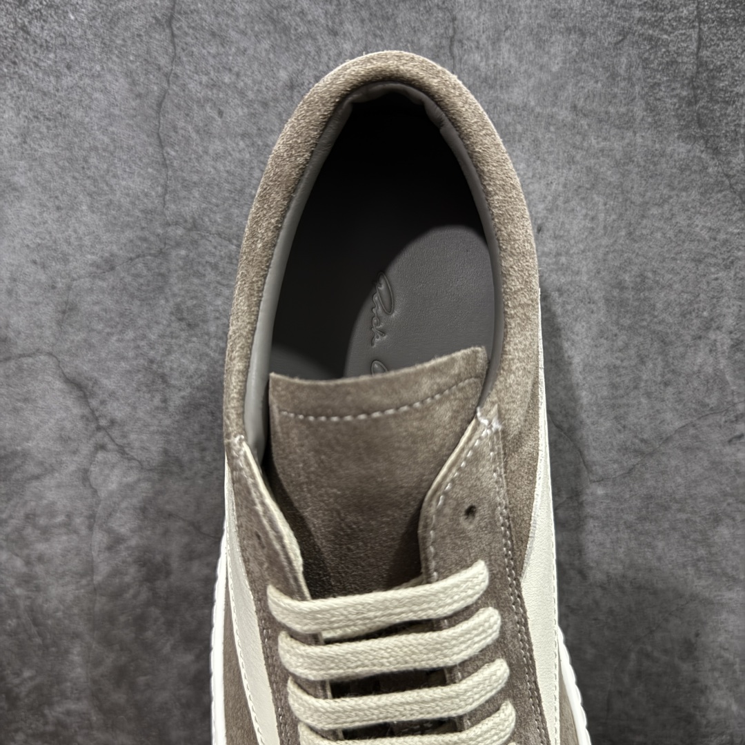 图片[8]-【New Star版本】瑞克 欧文斯Rick owens 主线 经典西瓜头 RO低帮棕白麂皮绒面 从购入原鞋开始到开大底磨具、定制皮料.辅料、调楦、开版.历经6个月时间 同步原版.面皮、包括内里、鞋垫、中底.全部采用粒面小牛皮，上等的皮料是Ro这款鞋核心。（PT首家内里、鞋垫、中底全部用粒面小牛皮的，市场流通版本.为压缩成本全部用超迁顶替.舒适度.透气性大打折扣 皮料无论是纹路风格.颜色和亮度，还原度无限接近百分之百（市面上我们这个皮可称为原厂皮） 内里、鞋垫、中底采用同一块粒面小牛皮料.肉眼可见的质感.自然纹路.毛孔。 三角标.中绒灰白麂皮.颜色和绒感与原厂一致 鞋带独家定制水染.按原版织法工艺.百分比百还原 独家定制定染原厂布袋原厂刺绣工艺.布料厚实.柔软.带点绒感才是正确的 尺码：35 36 37 38 39 40 41 42 43 44 45 46-选品中心