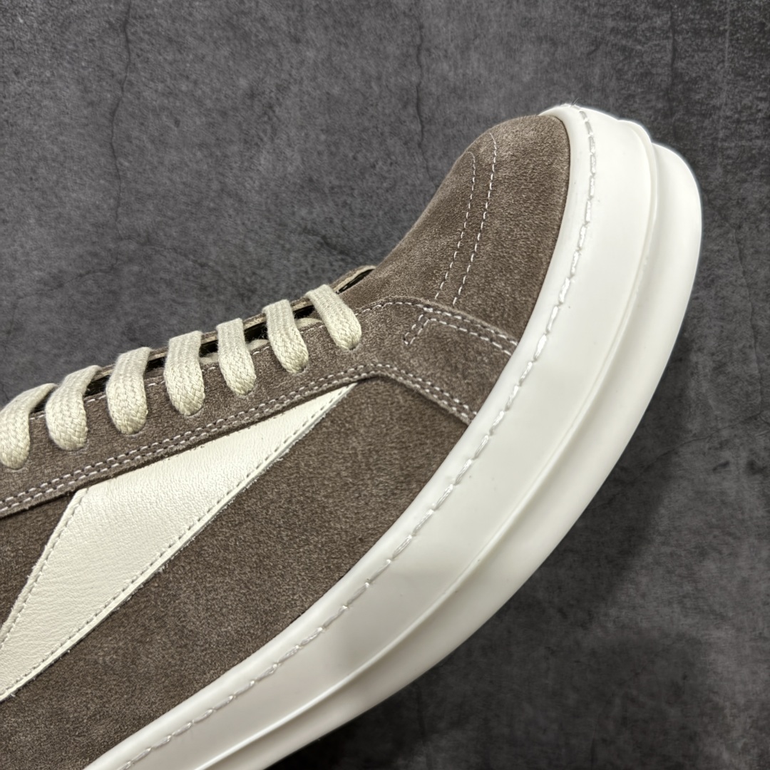 图片[6]-【New Star版本】瑞克 欧文斯Rick owens 主线 经典西瓜头 RO低帮棕白麂皮绒面 从购入原鞋开始到开大底磨具、定制皮料.辅料、调楦、开版.历经6个月时间 同步原版.面皮、包括内里、鞋垫、中底.全部采用粒面小牛皮，上等的皮料是Ro这款鞋核心。（PT首家内里、鞋垫、中底全部用粒面小牛皮的，市场流通版本.为压缩成本全部用超迁顶替.舒适度.透气性大打折扣 皮料无论是纹路风格.颜色和亮度，还原度无限接近百分之百（市面上我们这个皮可称为原厂皮） 内里、鞋垫、中底采用同一块粒面小牛皮料.肉眼可见的质感.自然纹路.毛孔。 三角标.中绒灰白麂皮.颜色和绒感与原厂一致 鞋带独家定制水染.按原版织法工艺.百分比百还原 独家定制定染原厂布袋原厂刺绣工艺.布料厚实.柔软.带点绒感才是正确的 尺码：35 36 37 38 39 40 41 42 43 44 45 46-选品中心